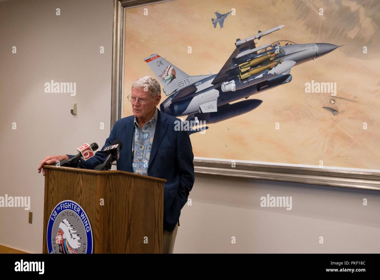 Senator Jim Inhofe besuchten die 138 Fighter Wing August 2, 2018 mit dem Flieger zu treffen und die rasche Verabschiedung des John S. McCain National Defense Authorization Act bekannt. Das Geschäftsjahr 2019 NDAA, stellt Mittel für militärische Bereitschaft, modernste Ausstattung und eine militärische 2,6 Prozent Lohnerhöhung. Stockfoto