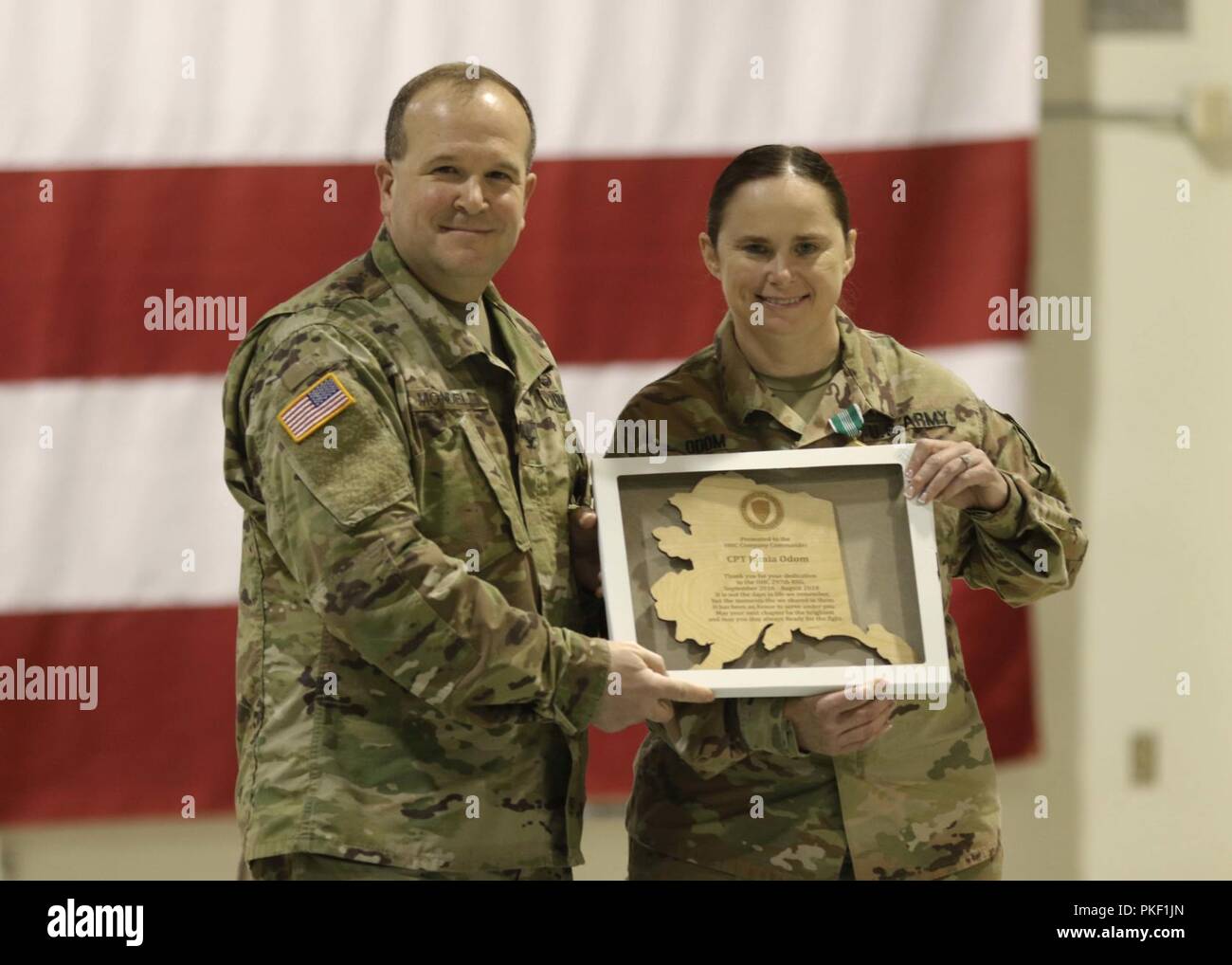 Alaska Army National Guard Oberst Peter Mondelli, Kommandant der 297th Region Support Group, leitet eine Änderung des Befehls Zeremonie, wo Kapitän Jamia Odom das Kommando über die 297Th RSG, Sitz und die Konzernzentrale Kapitän Sam Smith an der National Guard Armory auf gemeinsamer Basis Elmendorf-Richardson, Alaska, 5. August 2018 abgegeben. Stockfoto