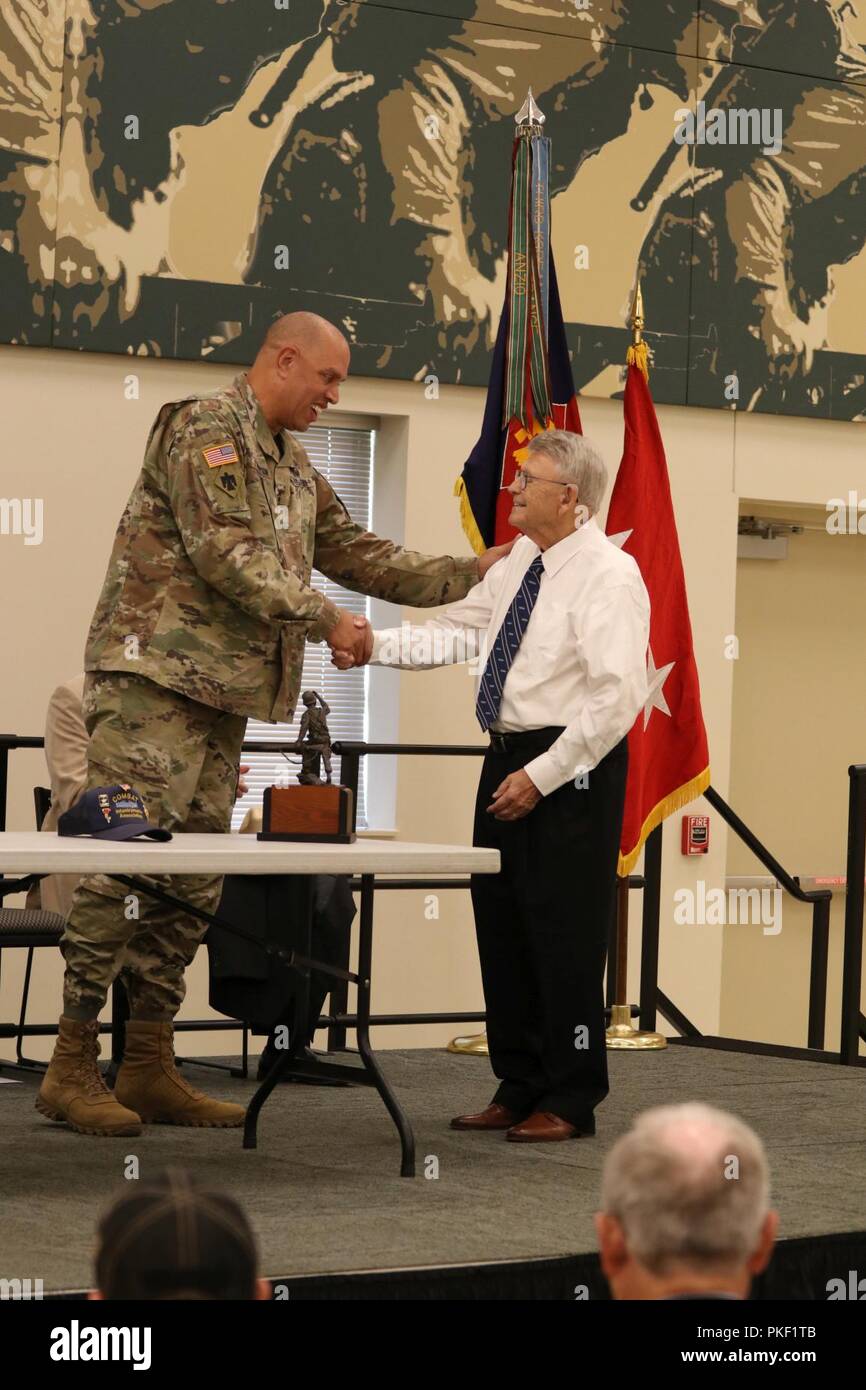 Generalmajor Michael Thompson (links), Adjutant General für Oklahoma, nimmt eine Statuette des berühmten 'Follow Me' Statue, auch bekannt als "Iron Mike", das steht außerhalb der Infanterieschule der US-Armee in Fort Benning, Georgia. Die Auszeichnung wurde von Colonel (Ret.) J.L. Rhodos vorgestellt, der Bekämpfung der Infanterist Association, für die Opfer, die durch Kampf Infanteristen der Oklahoma Army National Guard. Die Preisverleihung fand in der Zentrale der Feuerwehr in Norman, Oklahoma, Aug 5. Stockfoto