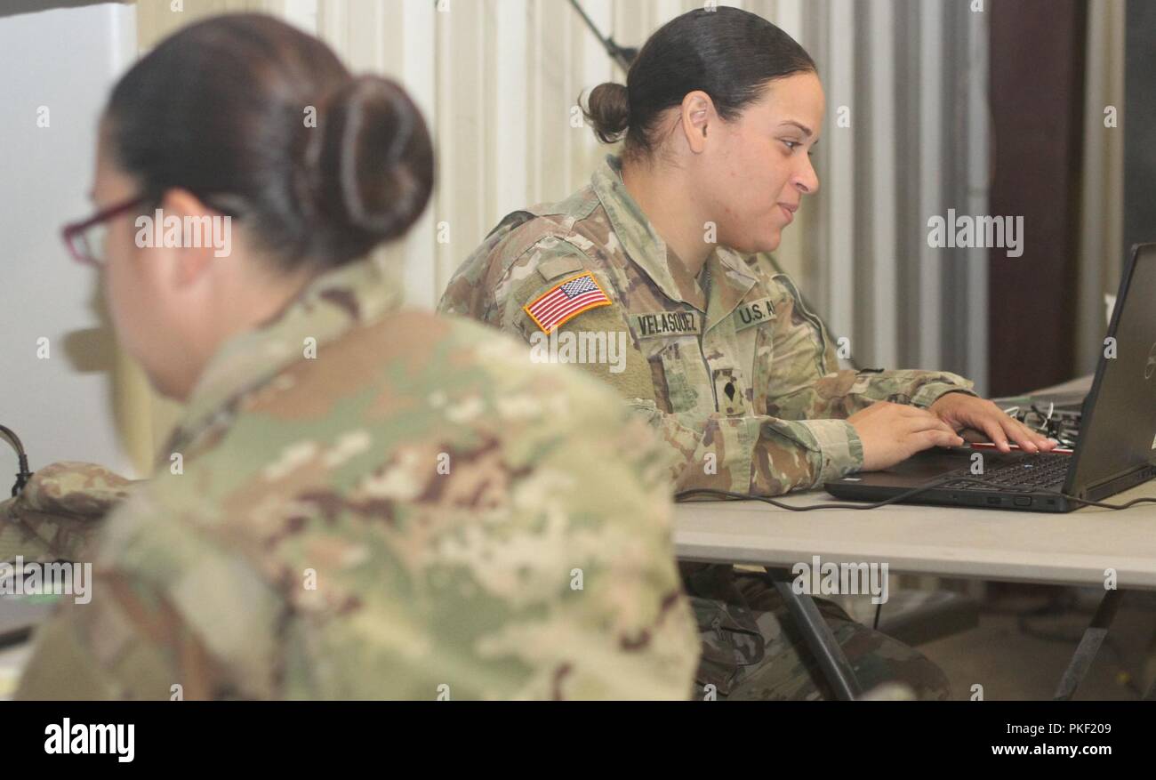 Spc. Marlene Velazquez, Human Resources Specialist mit 213 regionalen Support Group, Pennsylvania National Guard unterstützt die Ausbildung Rotation der 213 Mitarbeiter am National Training Center, Fort Irwin, Ca. 12.08.5. Während der Ausbildung am NTC, Velazquez in Prozess- und vollständige Dokumentation für simulierte Opfer in ein Schlachtfeld. 213 RSG und National Guard Einheiten von North Dakota, Washington, Alabama und Virginia sind zugeordnet die 56 Stryker Brigade Combat Team, 28 Infanterie Division bei NTC zu unterstützen. Stockfoto