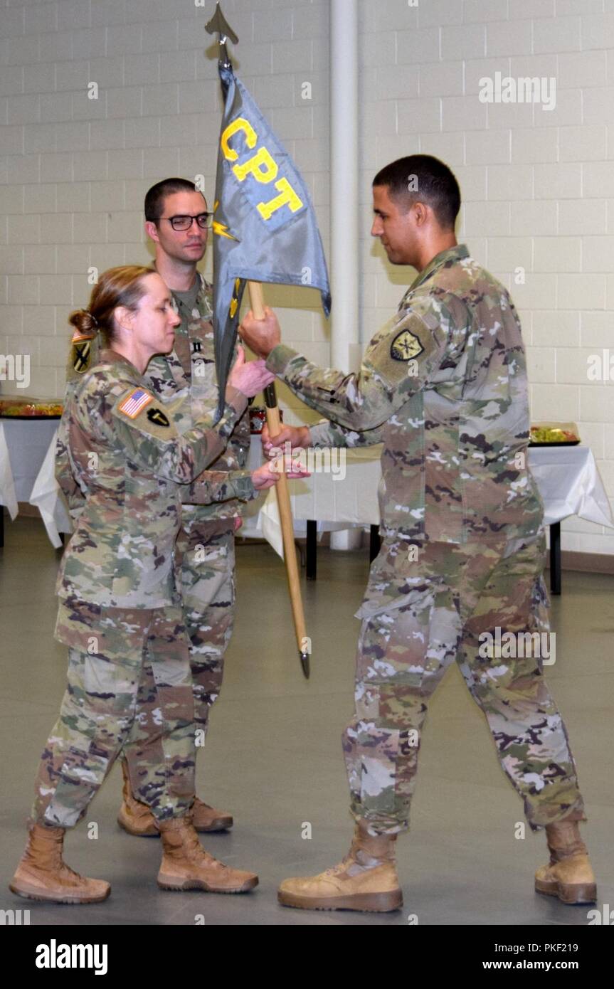 Major George Allen überträgt die Guidon der 170th Cyber der Georgia Army National Guard Protection Team Oberstleutnant Catherine Cherry, Kommandeur des Bataillons 78 Truppe unterstützen, seinen Verzicht auf Befehl während der eingehenden Kommandant der 170th CPT, Kapitän Michael Mallon, beobachtet. Stockfoto