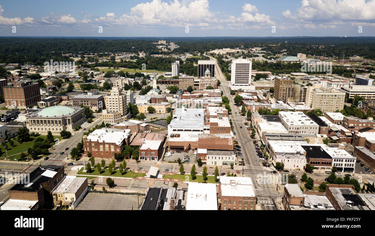 Blauer Himmel mit weißen Wolken erscheinen in den Horizont über die Landschaft in der Innenstadt von Macon, Georgia Stockfoto