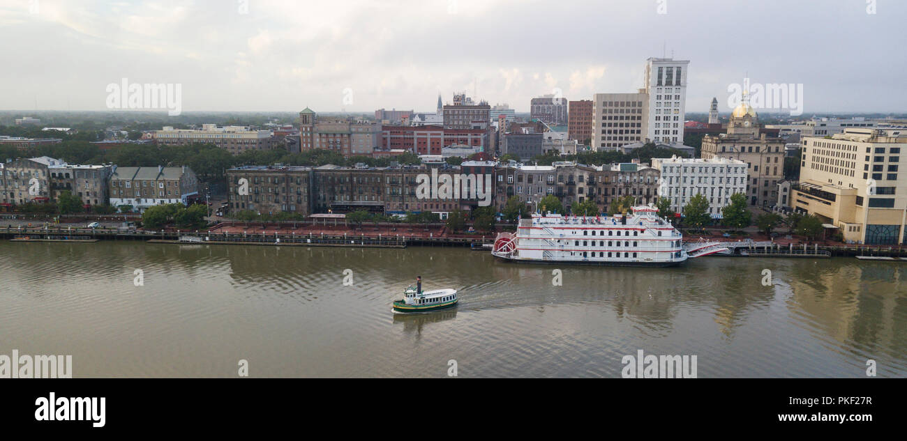 Eine lange Panorama Blick auf die historischen Gebäude in der Savanne Georgia Waterfront Stockfoto
