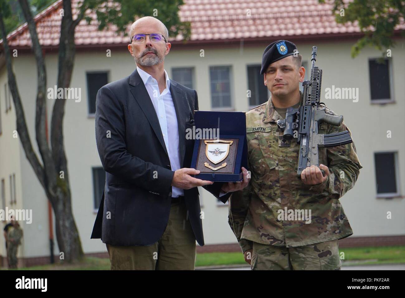 Jonathon Knoten, U.K. Botschafter in Polen, stellt SPC. Timothy Smith, Kavallerie Scout, quickstrike Platoon, 4.Staffel, 2d-Kavallerie Regiments, mit einem Award auf der Bemowo Piskie, Polen, August 3, 2018. Smith war der höchste Mitglied seiner Klasse in zwei Wochen britische Laufen potenzielle Non-Commissioned (PNCO) des Bewerbers. Stockfoto