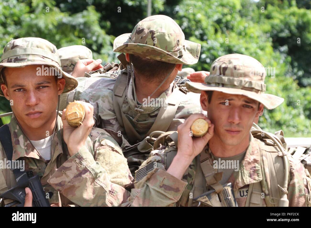 Us-Armee Soldaten Praxis taktische Unfallversicherung Evakuierungen im Jungle Warfare School, Achiase Militärbasis, Akim Achiase, Ghana, 6. August 2018. Die Jungle Warfare School ist eine Reihe von situativen Übungen entwickelt, die Teilnehmer in die Train-Aufstand und die innere Sicherheit. Stockfoto