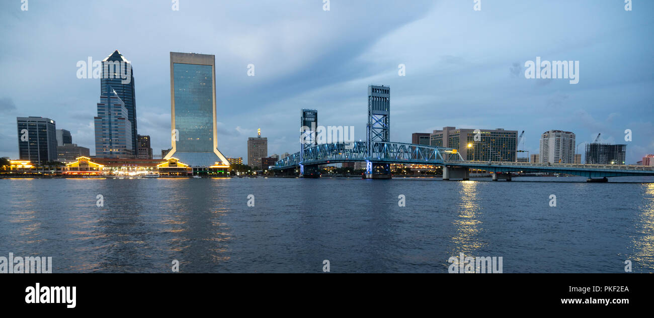 Gebäude Lichter spiegeln sich in der St. Johns River als Nacht fallen und ein Sturm vorbei über Jacksonville Florida Stockfoto
