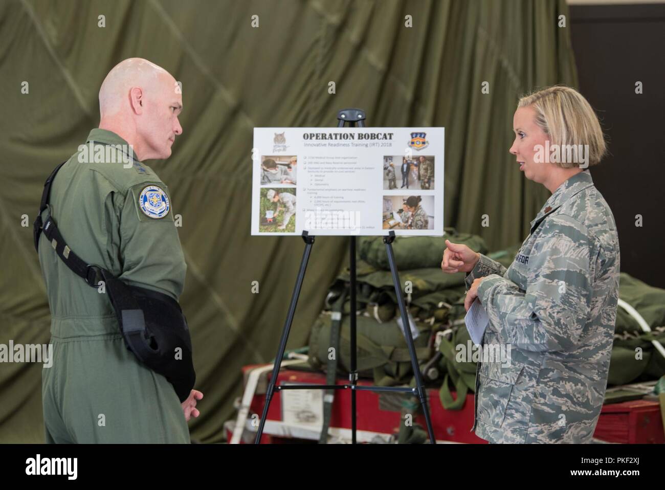 Der Kommandeur der Air Mobility Command, General Carlton D. Everhart II (links), spricht Maj. Alyson Harris von der 123 medizinische Gruppe während einer Tour des Kentucky Air National Guard Base in Louisville, Ky., Aug 3, 2018. Die Gruppe führte vor kurzem ein Feld der Übung, die mehr als $ 1 Million Wert der no-cost Health Care zu den Bewohnern der östlichen Kentucky. Stockfoto