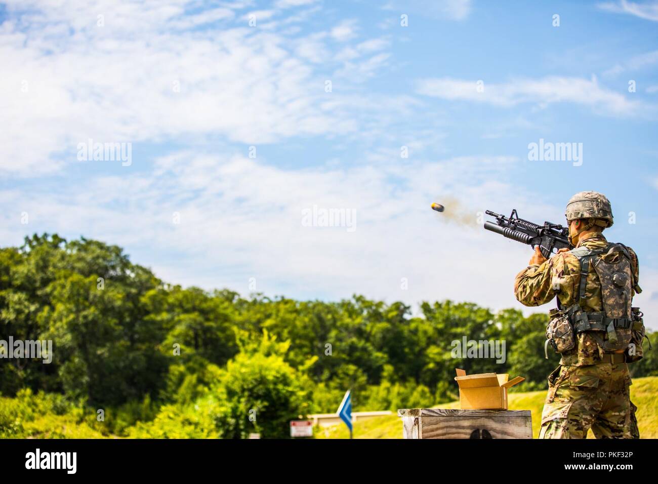 Eine Klasse von 2022 US-Militärakademie in West Point neue Cadet schießt eine M203 Granatwerfer zum ersten Mal während der Cadet Grundausbildung, 31. Juli 2018. Stockfoto