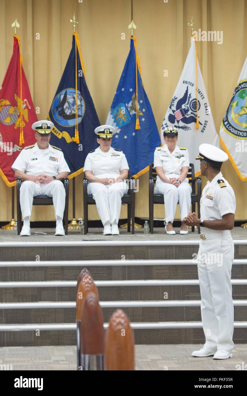 Konteradmiral Tina Davidson, Nurse Corps der US Navy, übernimmt das Kommando über die Marine Medizin Bildung, Ausbildung und Logistik Befehl von Konteradmiral Rebecca Mc Cormick-Boyle bei Joint Base San Antonio-Fort Sam Houston, Texas, Aug 3, 2018. Vice Admiral C. Forrest Faison, III, Surgeon General der Marine, amtiert der altehrwürdigen Zeremonie. Stockfoto