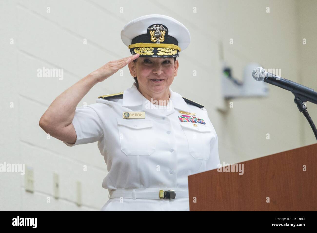 Konteradmiral Tina Davidson, Nurse Corps der US Navy, übernimmt das Kommando über die Marine Medizin Bildung, Ausbildung und Logistik Befehl von Konteradmiral Rebecca Mc Cormick-Boyle bei Joint Base San Antonio-Fort Sam Houston, Texas, Aug 3, 2018. Vice Admiral C. Forrest Faison, III, Surgeon General der Marine, amtiert der altehrwürdigen Zeremonie. Stockfoto