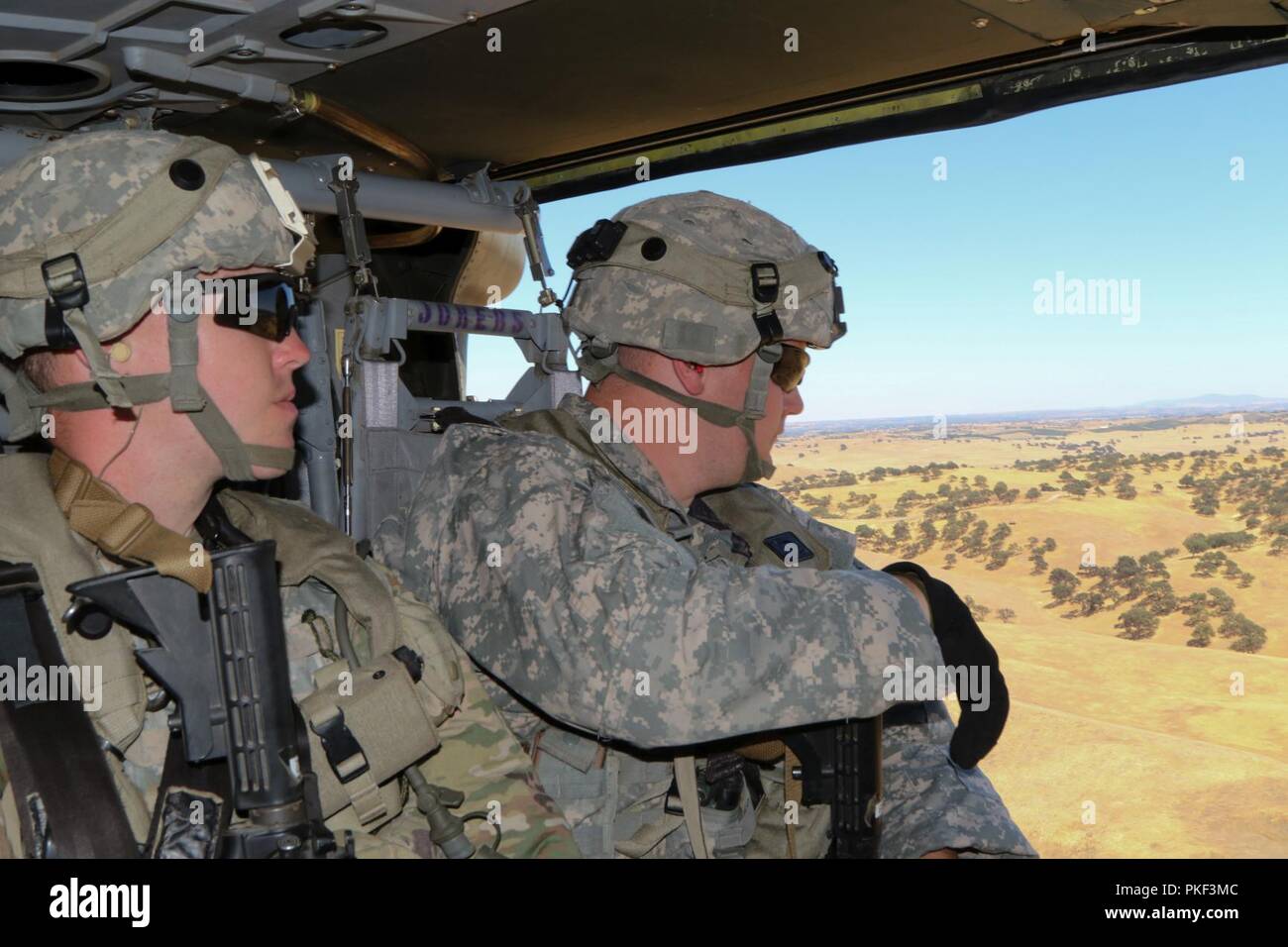 Sgt. Jeremy Murphy, rechts, und Pfc. Shane Swenson, links, mit 2 Bataillon, 218 Field Artillery Regiment, 41st Infantry Brigade Combat Team in Air Assault Training während ein Feld Training als exportierbar Combat Training (XCTC) August 3, 2018 im Camp Roberts, Calif. Die Brigade - level Feld Training konzipiert ist platoon Kenntnisse über die Feuerwehr in Abstimmung mit der ersten Armee zu zertifizieren bekannt. Die XCTC Programm bringt volle Training Resource packages National Guard und aktive Aufgabe Bundeswehrstandorte um das Land, die Einheiten auf Ihre sch zu trainieren Stockfoto