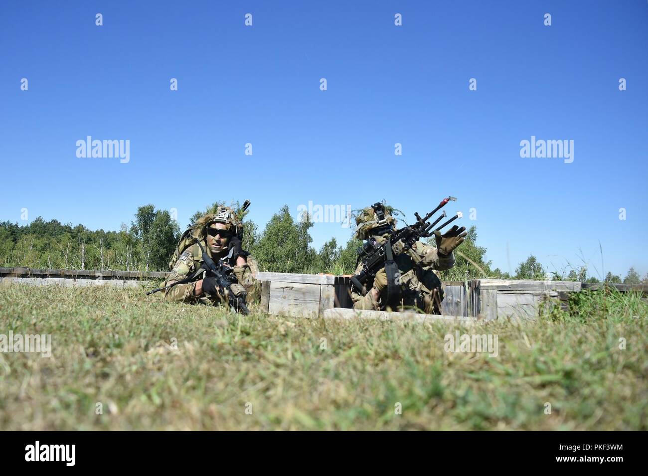 Us-Soldaten mit 1 Platoon, ein Unternehmen, das erste Bataillon, 4 Infanterie Regiment sorgen für Sicherheit bei einem Testlauf für ein platoon-niveau Leben vorzubereiten - Feuerwehr Übung an der 7th Army Training Befehl Grafenwöhr Training Area, Germany, August 6, 2018. Stockfoto