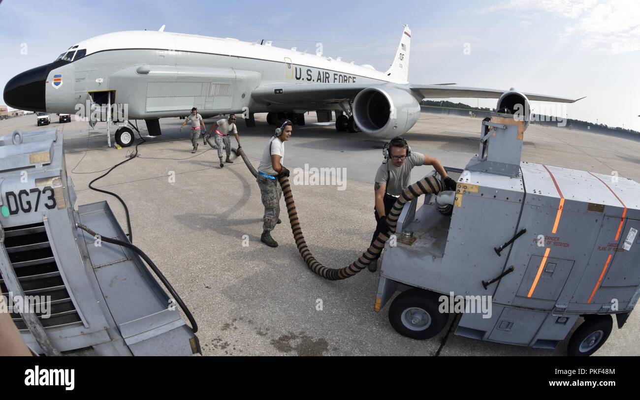 55 Aircraft Maintenance Squadron Flieger (von rechts nach links) Senior Airman Nick Brown, Senior Airman Engel Marroquin, Senior Airman Eric Kline und Airman First Class Kawika Toledano, einen Luftschlauch aus einem luftbereiften Wagen Verstauen nach dem Start einer RC-135 V/W Niet des Gemeinsamen vier CFM International F108-CF-201 High-bypass Turbofan-triebwerke Aug 5, 2018 In der Offutt Air Force Base in Nebraska. Stockfoto