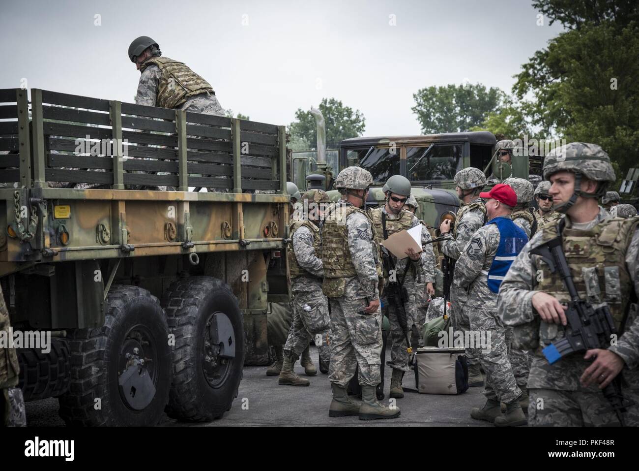 Flieger der Ohio Air National Guard, 200 RED HORSE Squadron, führen Sie eine Multi-Feld Tag Training im Camp Perry, OH., mit Hoch- und Tiefbau Elemente während der Simulation von feindlichen Bedingungen, Aug 1, 2018. Etwa 400 Flieger nahmen an der diesjährigen Ausbildung zur Unterstützung der Red Horse mission eine dedizierte, mobil, flexibel, autarke heavy Construction Engineering Kraft für Flugplatz zur Verfügung zu stellen, vorhandene Infrastruktur und speziellen Funktionen weltweit Blindbewerbungen zu unterstützen. Stockfoto