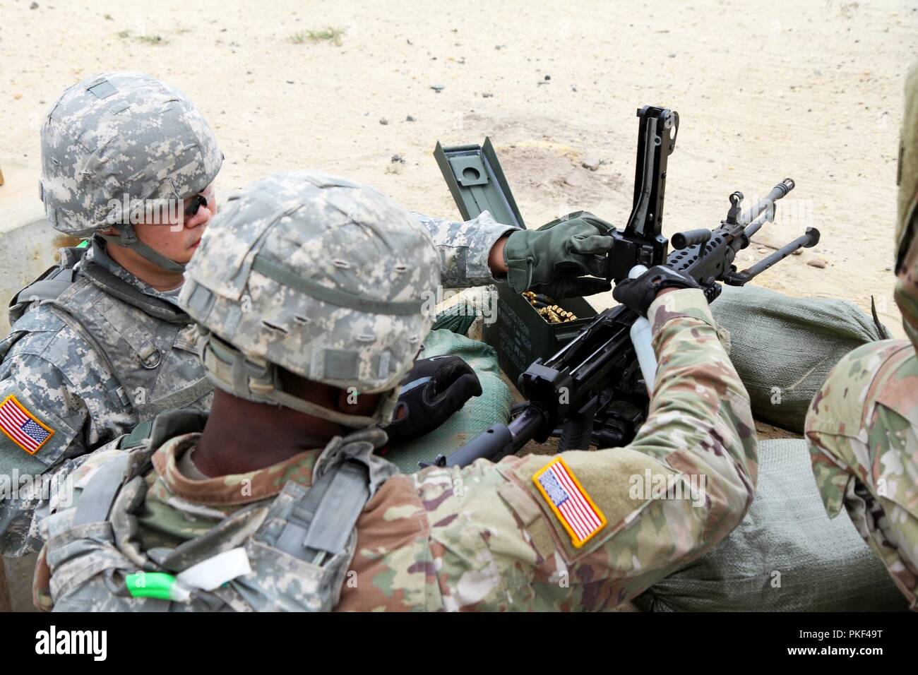 Cadet Borian Moffo und SPC. Lu Yuehcheng, 374 Financial Management Support Unit, loslösung 2, in Fort Belvoir, Virginia, mit Reiniger Schmiermittel protectant Spray auf ein M249 Light Machine Gun während Task Force Ultimate, Betrieb Cold Steel II, bewirtet durch US-Armee die zivilen Angelegenheiten und psychologische Operation Command (Airborne) am Joint Base Mc Guire-Dix - Lakehurst, New Jersey, 30. Juli 2018. Betrieb Cold Steel ist der US-Armee finden Crew - Serviert Waffen Qualifizierung und Validierung Übung, um zu gewährleisten, dass America's Army Reserve Einheiten und Soldaten ausgebildet sind und bereit, kurzfristig zu implementieren und Stockfoto