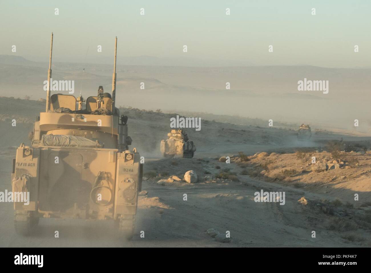 In FORT IRWIN, Kalifornien - Troopers der 11 Armored Cavalry Regiment Manöver in der zentralen Korridor, National Training Center, Calif., bei einem Angriff auf der Pennsylvania National Guard, 56 Stryker Brigade Combat Team, 28 Infanterie Division, 6. August 2018. Diese Phase des Kampfes gegen die Fähigkeit der Unabhängigkeit der Feuerwehr eine befestigte Fläche gegen eine in der Nähe von-peer Gegner zu verteidigen. Stockfoto