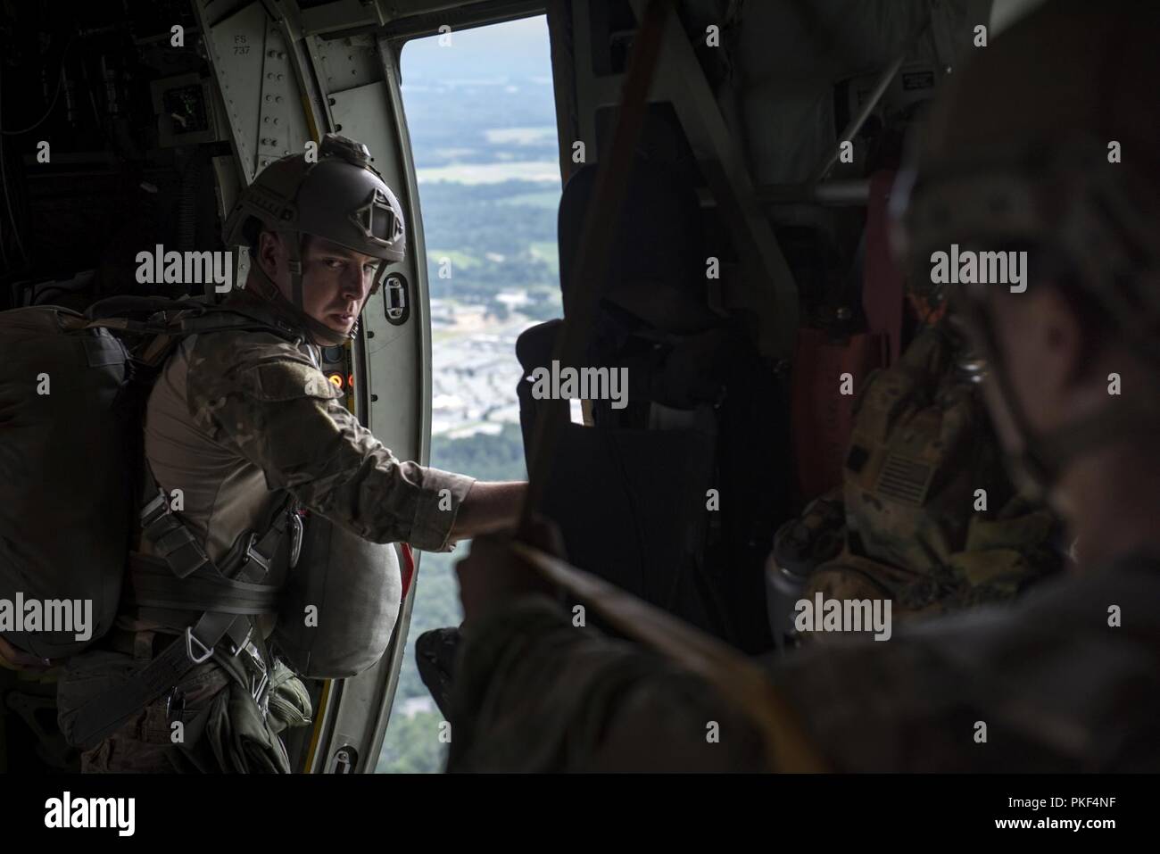 Flieger von der 820th Base Defense Group für eine statische Zeile springen von einer HC-130J Bekämpfung König II., 31. Juli 2018, in der Himmel über South Georgia vorbereiten. Die 820Th BDG umfasst qualifizierte Flieger in der Luft ihre weltweit einsetzbaren Force Protection Fähigkeit zu stärken und sie erfordert, in regelmäßigen Abständen zu springen, ihre Qualifikation zu erhalten. Stockfoto