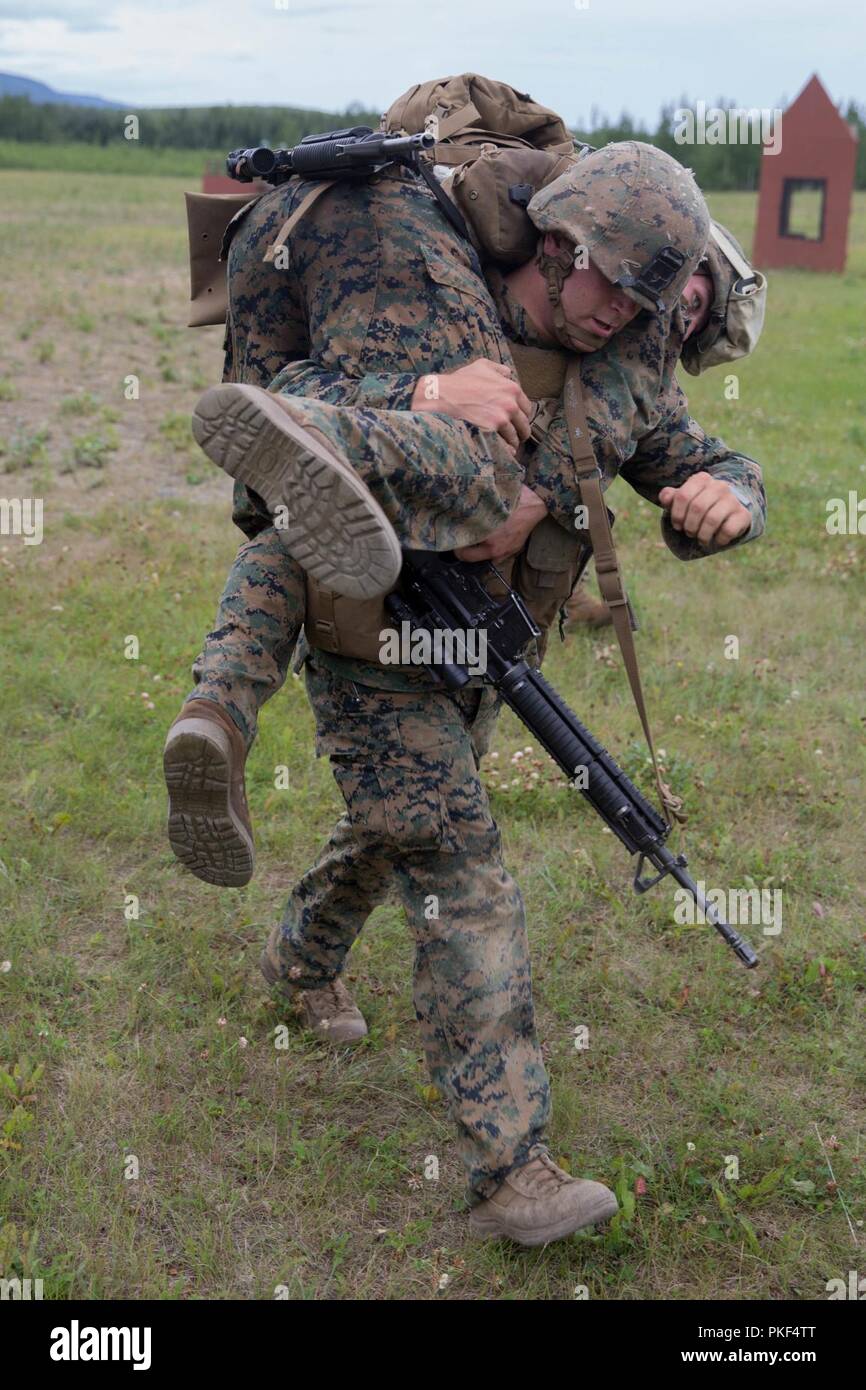 Marines mit 3 Bataillon, 23 Marine Regiment, konkurrieren in der 4. Marine Division jährliche Rifle Squad Wettbewerb, führen Sie eine Firemans während der Bekämpfung der Treffsicherheit Härtetest bei Joint Base Elmendorf-Richardson, Anchorage, Alaska, Aug 6, 2018. Super Squad Wettbewerbe wurden entwickelt, um eine 14-Mann Infanterie Squad in ein weites Feld und Live-fire Evolution zu bewerten. Stockfoto