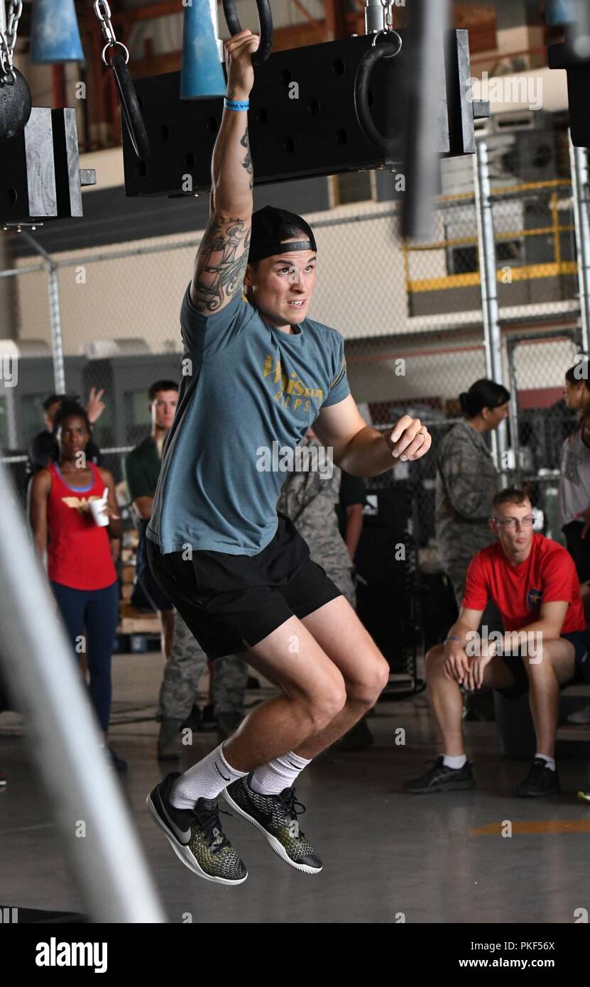 Us Air Force Tech. Sgt. Turner Phillips, 81st Training Support Squadron Leader die militärische Ausbildung Instructor, beteiligt sich an der Alpha Krieger Schlacht rig Wettbewerb im Hangar 4 am Keesler Air Force Base, Illinois, August 3, 2018. Phillips kam über 100 Piloten in den Wettbewerb der 81. Kraft Support Squadron und der Air Force Services Aktivität die körperliche Ausbildung gefördert. Stockfoto