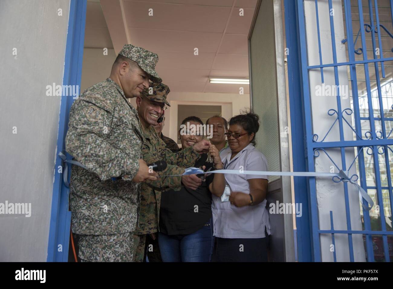 Us Marine Oberst Michael Oppenheim und der Kolumbianischen Marine Infanterie Oberstleutnant Erick Del Rio, dem kommandierenden Offizier und Kommandant Stellvertreter von Special Purpose Marine Air-Ground Task Force - Southern Command, schneiden Sie das Band und übergeben die Schlüssel zu einer Klinik den SPMAGTF-SC umgebaut für die Gemeinschaft von La Paz, Guatemala, Aug 6, 2018. Die Marinesoldaten und Matrosen von SPMAGTF - SC sind die Zusammenarbeit im Bereich Sicherheit Training und Engineering Projekte Neben partner Nation militärischen Kräfte in Zentral- und Südamerika. Das Gerät ist auch auf Standby humanitäre Hilfe und Katastrophenhilfe in der noch zur Verfügung zu stellen Stockfoto