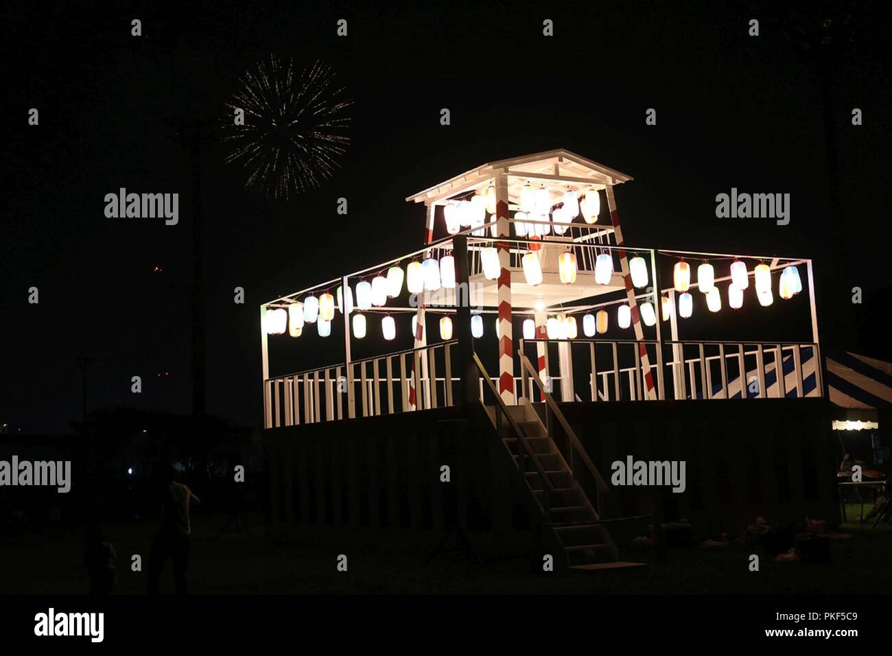 Feuerwerk den Nachthimmel über die Bon Turm zum Abschluss der 59. jährlichen Bon Odori Festival Aug 4, 2018, auf Camp Zama, Japan. Mehr als 20.000 japanische und amerikanische Community Mitglieder nahmen an dem Festival, das Tanzen, live Unterhaltung, Essen und Spielen. Stockfoto