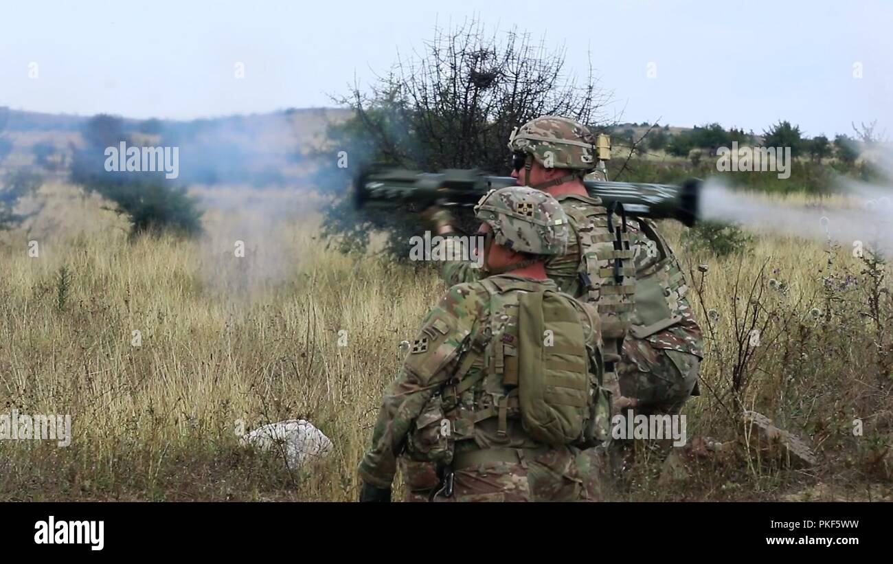 KRIVOLAK, Republik Mazedonien - Kavallerie Pfadfinder 1. Lt Daniel D. Groleau (links) und Sgt. Guy A. Rouelle (Brennen) mit der 3. Staffel, 61st Cavalry Regiment, 1. Brigade, 4 Infanterie Division, Feuer eine AT-4 Rakete während einer Tabelle VI Crew Qualification am Krivolak Training Bereich in der Republik Mazedonien während Staff Sgt. Sebastian G. Saldivar (rechts) mit der 79th Infantry Brigade Combat Team, Kalifornien Nationalgarde, wertet, August 3. Stockfoto