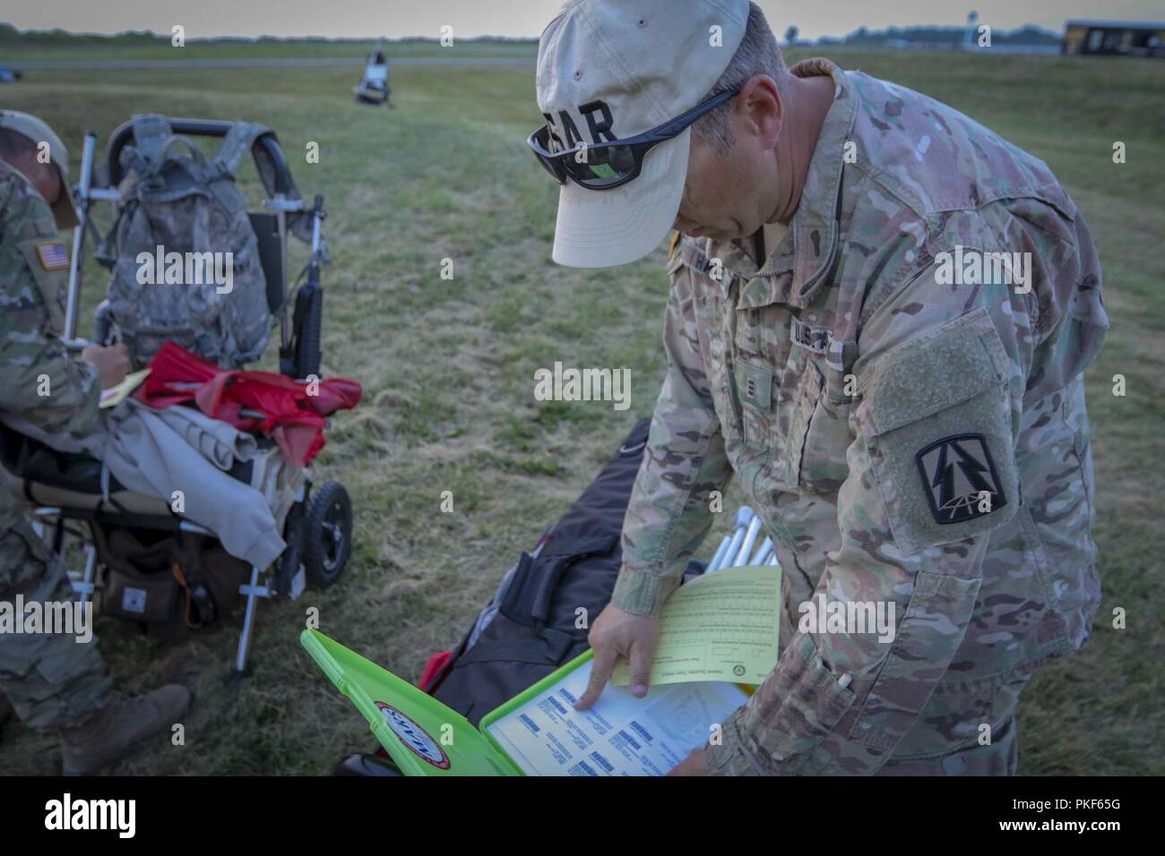 CW3 Joseph Hayes, einem US-amerikanischen Armee-reservesoldat bis G-3/3Arbeitsgängen zugeordnet, 335.- Signal (Theater) und die US-amerikanische Armee finden Wettbewerbsfähige Treffsicherheit Programm Team Mitglied im Hearst Doppel konkurrierten, 31.Juli im Camp Perry Ohio. Die nationalen Begegnungen haben eine sehr große, nationale Schießen Sport Festival mit über 6.000 jährlichen Teilnehmer geworden. Schüler und Wettbewerb bei Shootern reichen von Anfänger zu vielen der besten der Welt. Stockfoto