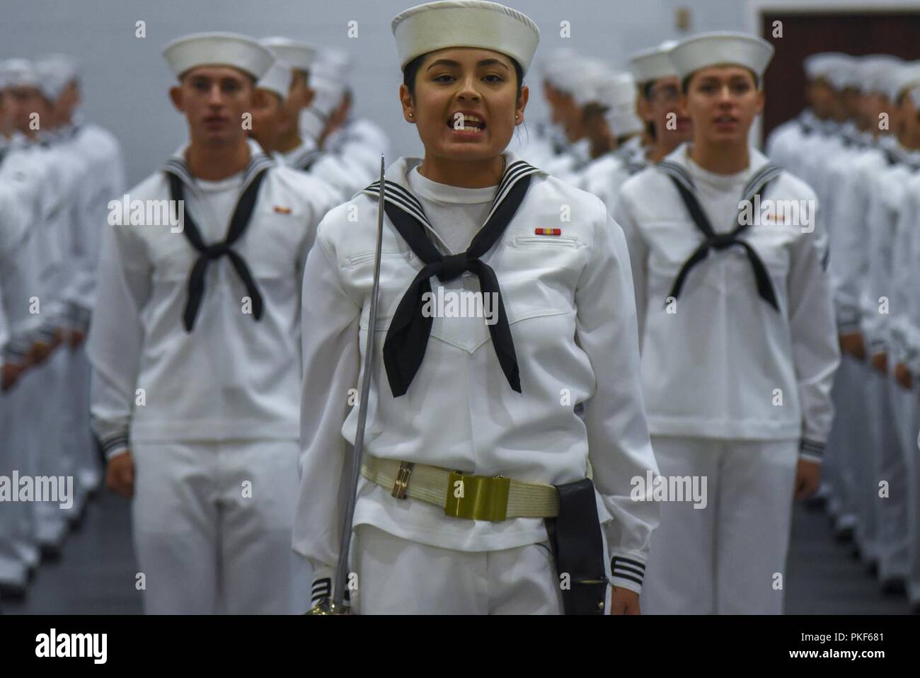 Herzlichen Glückwunsch an 748 der neuesten und schärfsten Matrosen in der US-Marine, die von Boot Camp Juli 27 Graduierte, um das Training der Befehl rekrutieren. Ungefähr 38.000 bis 40.000 Rekruten Absolvent jährlich nur von Boot Camp der Marine. Stockfoto