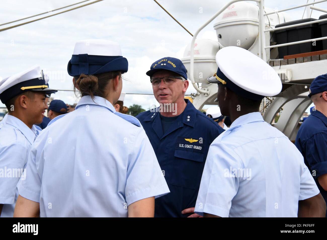 Konteradmiral Todd Sokalzuk, Atlantic, Stellvertretender Kommandant, spricht mit Kadetten an Bord der Coast Guard Cutter Barke Adler für eine Tour durch die Cutter Aug 3, 2018 in Norfolk, Virginia. Crew das Patrouillenboot Barke Eagle's bewirtete Leute aus der lokalen Gemeinschaft, maritime Industrie, und Minderheit mit Institutionen, Norfolk State University, Elizabeth City State University Hampton University und Virginia State University zu stärken und unsere Beziehungen verbessern. Us-Küstenwache Stockfoto