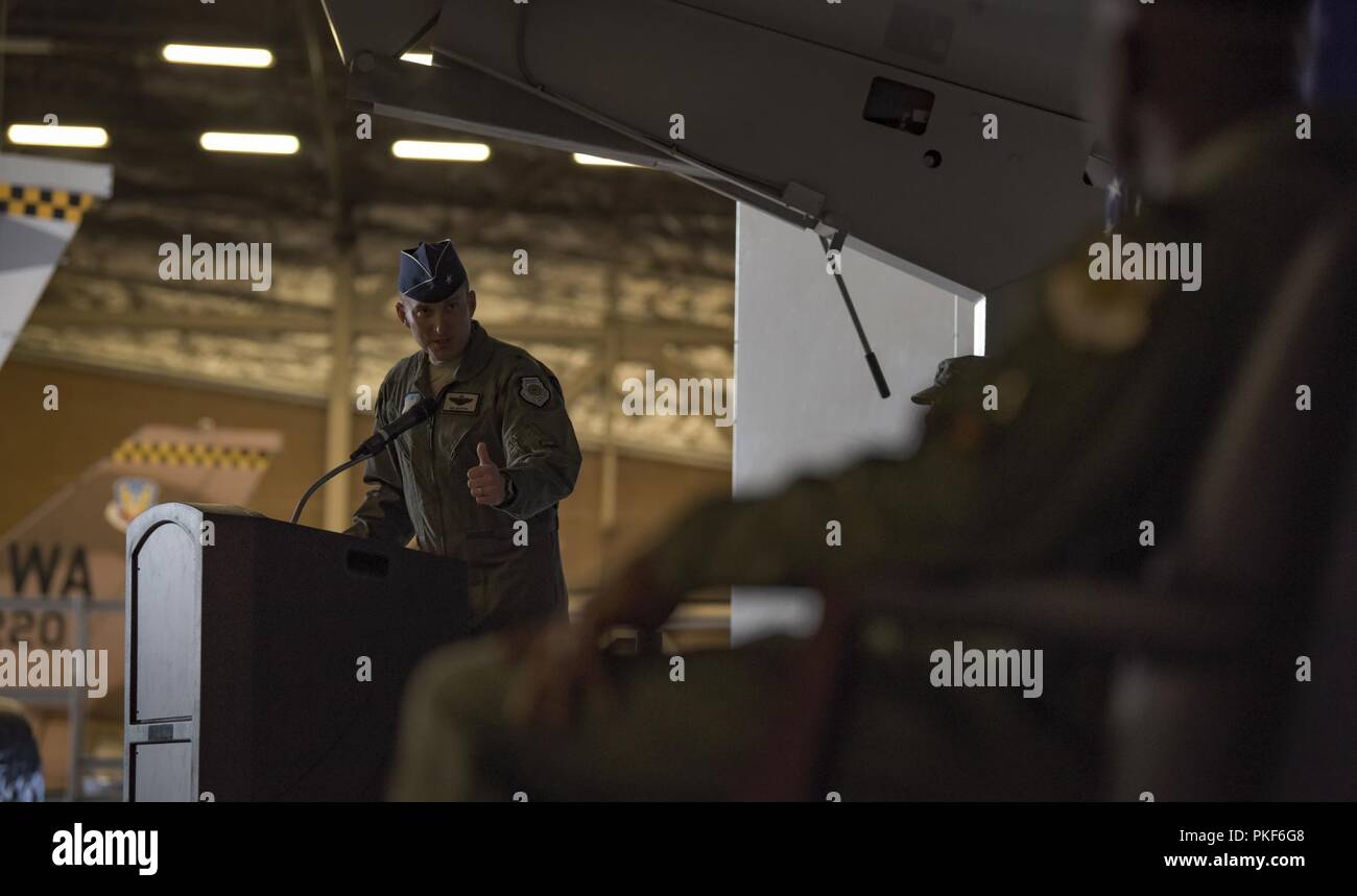 Brig. Gen. Robert Novotny, 57 Wing Commander, spricht mit Oberst Travolis Simmons, 57 Gegner Taktik Gruppe eingehenden Commander, die während eines Befehls Preisverleihung auf der Nellis Air Force Base, Nevada, Aug 3, 2018. Simmons' vorherige Zuweisung wurde mit den Vereinten Nationen Befehl und United States Forces Korea. Stockfoto