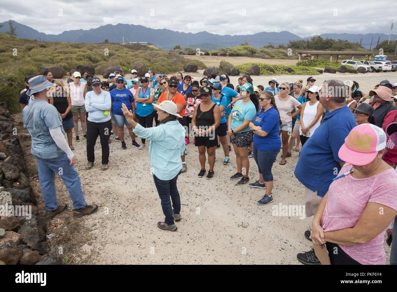 Juni Cleghorn, die kulturellen Ressourcen Manager mit der Abteilung Umwelt, Marine Corps Base Hawaii (MCBH) erklärt die Geschichte der Halbinsel Mokapu an Lehrer und ihre Adjutanten von mokapu Volksschule während einer beruflichen Entwicklung Veranstaltung, MCBH, Aug 6, 2018. Mitarbeiter der Schule wurden auf einer Tour von zwei der wichtigen kulturellen Bereichen des base-led, das frische Wasser Teiche und Pyramid Rock Beach. Stockfoto