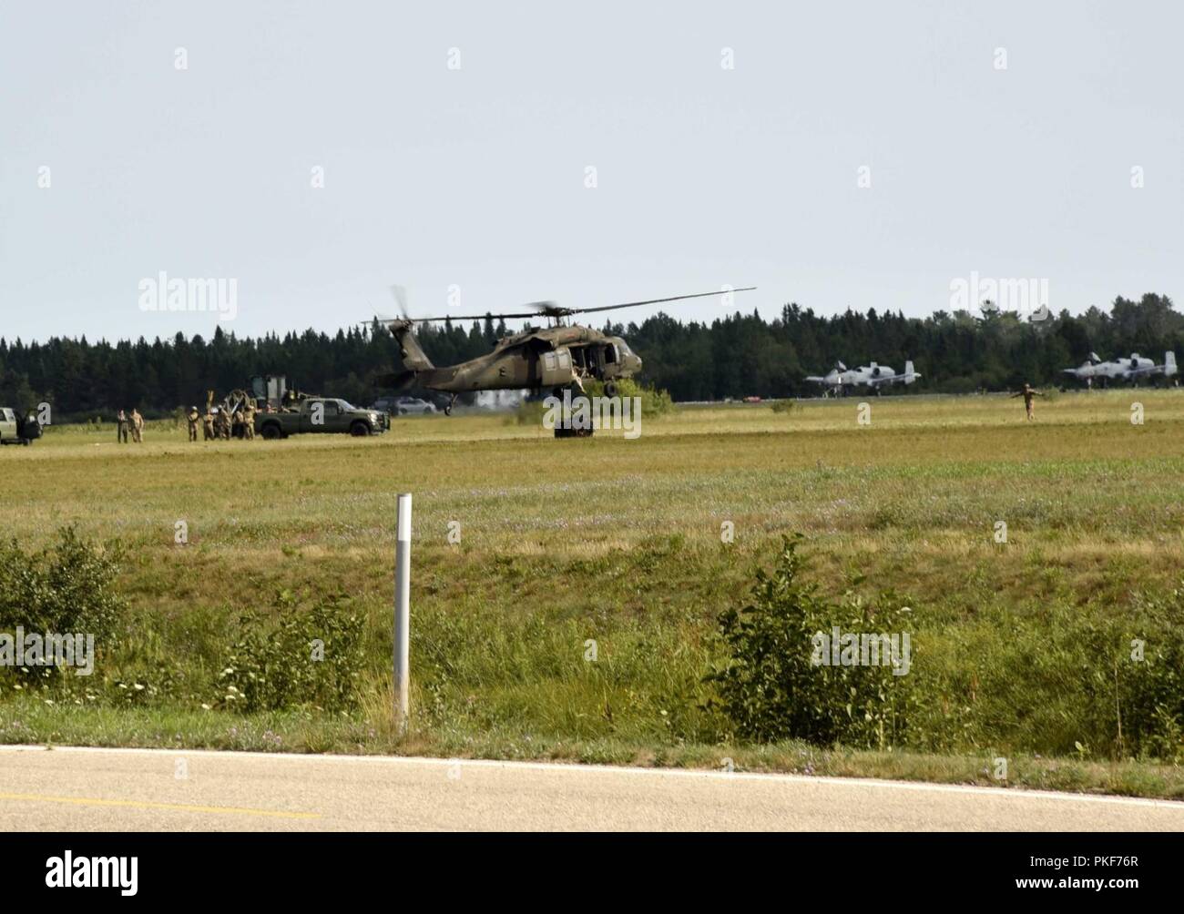 UH-60 Black Hawk Hubschraubern Praxis Sling - Verladetechnik, Laden und Entladen während Northern Strike18 am Alpena Combat Readiness Training Center, Alpena, Michigan, Aug 8, 2018. Die Schlinge Last ist für bewegliche Ausrüstung verwendet und kann mit einem Wassereimer für Brandschutz in wildfire Bemühungen zu unterstützen. Northern Strike18 ist ein National Guard Bureau - geförderte Übung vereint Service Mitglieder aus vielen Staaten, mehrere Filialen und eine Reihe von Koalition Ländern während der ersten drei Wochen im August 2018 im Camp Äsche gemeinsame Manöver Training Center und die Alp Stockfoto