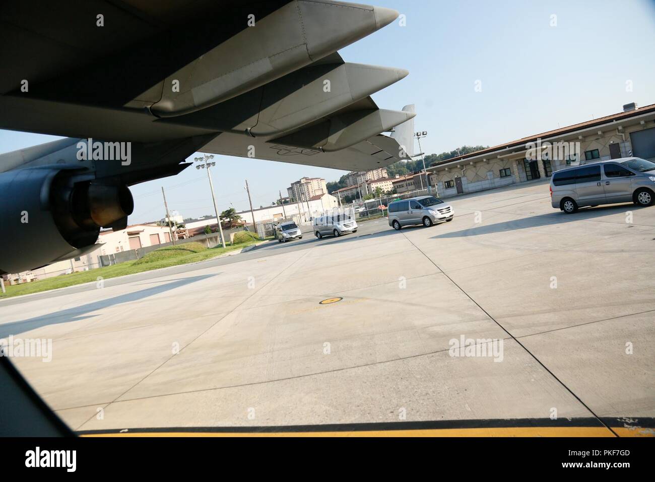Multinationale Streitkräfte arbeiten zusammen, um die würdige Verteilergetriebe auf C-17 air Handwerk auf Osan Flughafen zu laden, innerhalb der Republik Korea vom 1. August 2018. Die Vereinten Nationen Befehl repatriiert 55 Fälle von bleibt zurück, die von der Demokratischen Volksrepublik Korea. Stockfoto