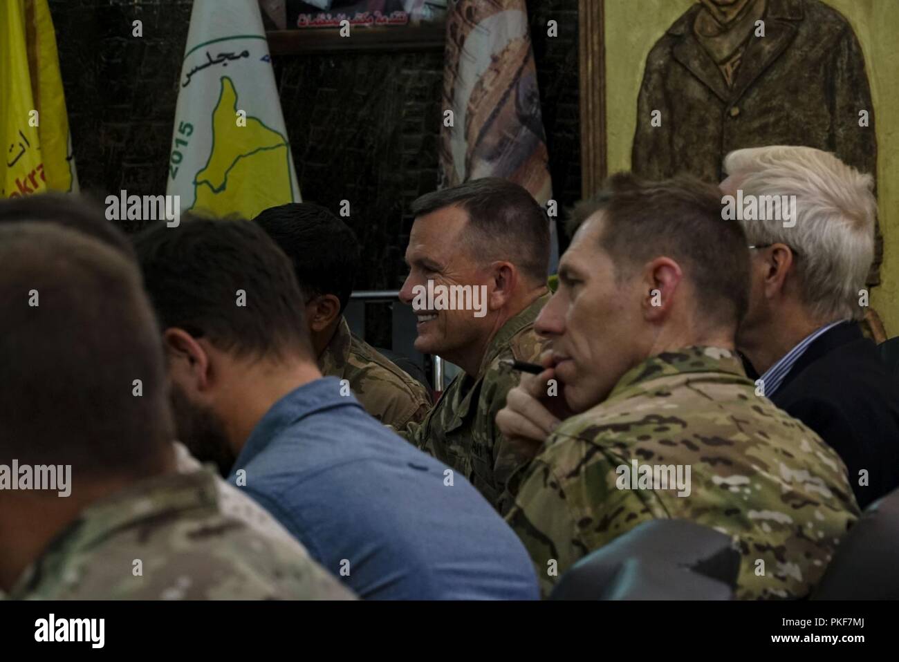 Us-Armee Generalleutnant Paul E. Funk, Kommandeur der Combined Joint Task Force-Operation inhärenten Lösen, besucht die Raqqa zivilen Rat in Raqqa, Syrien, 25. Juli 2018. Funk ist durch US-amerikanische Armee Brig begleitet. Gen. Patrick B. Roberson, Kommandeur der Special Operations Joint Task Force-Operation inhärenten lösen, während einer Einführungsveranstaltung. Stockfoto