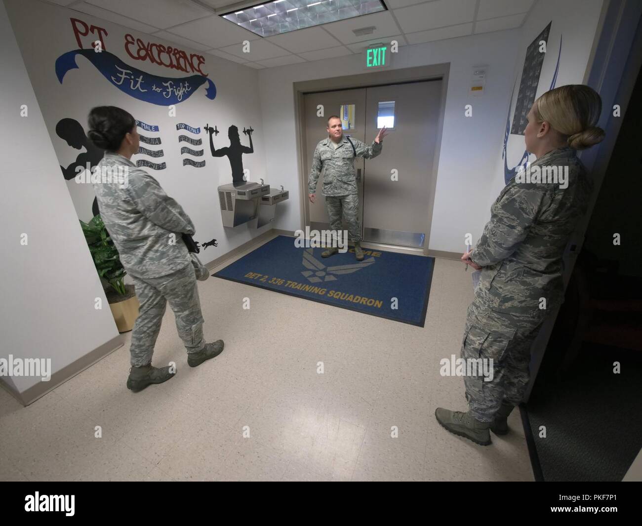 Tech Sgt. Dustin, Abteilung 2, 336 Training Squadron militärische Ausbildung Flug Chief, Vitrinen die körperliche Ausbildung Excellence Wand in der Luftwaffe Loslösung in Fort Meade, Maryland, Juli 25, 2018, Kol. Debra A. Vogt, 81st Training Wing Commander. Die Trennung fällt unter die 336 TRS, 81St TRW, und unterstützt die Luftwaffe Studierende an der Defense Information School. Stockfoto
