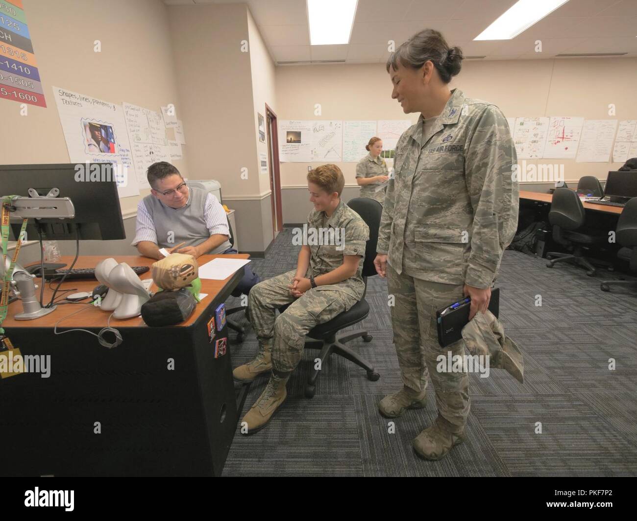 Colonel Debra A. Lovette beobachtet Airman Basic Madeline Herzog, Basic Journalismus Kurs Kursteilnehmer, die Anweisung von Peter Robertson, Basic Journalismus Kursleiter, 25. Juli 2018, bei der Defense Information School in Fort Meade, Maryland. Studenten wie Herzog sind Mitglieder der Abteilung 2, 336 Training Squadron, 81St TRW, während der Teilnahme an der Schule an der DINFOS. Stockfoto