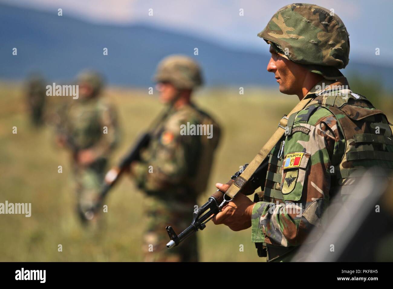 Die moldauischen Soldaten ziehen Perimeter Security während der Übung Platin Lion 2018, eine jährliche Übung, fördert die regionale Stabilität und baut dauerhafte Beziehungen mit Partnerstaaten, Novo Selo, Bulgarien, 8. August 2018. Diese Übung ist zur Unterstützung der Atlantischen lösen, ein bleibendes Training übung zwischen der NATO und der US-Streitkräfte. Stockfoto