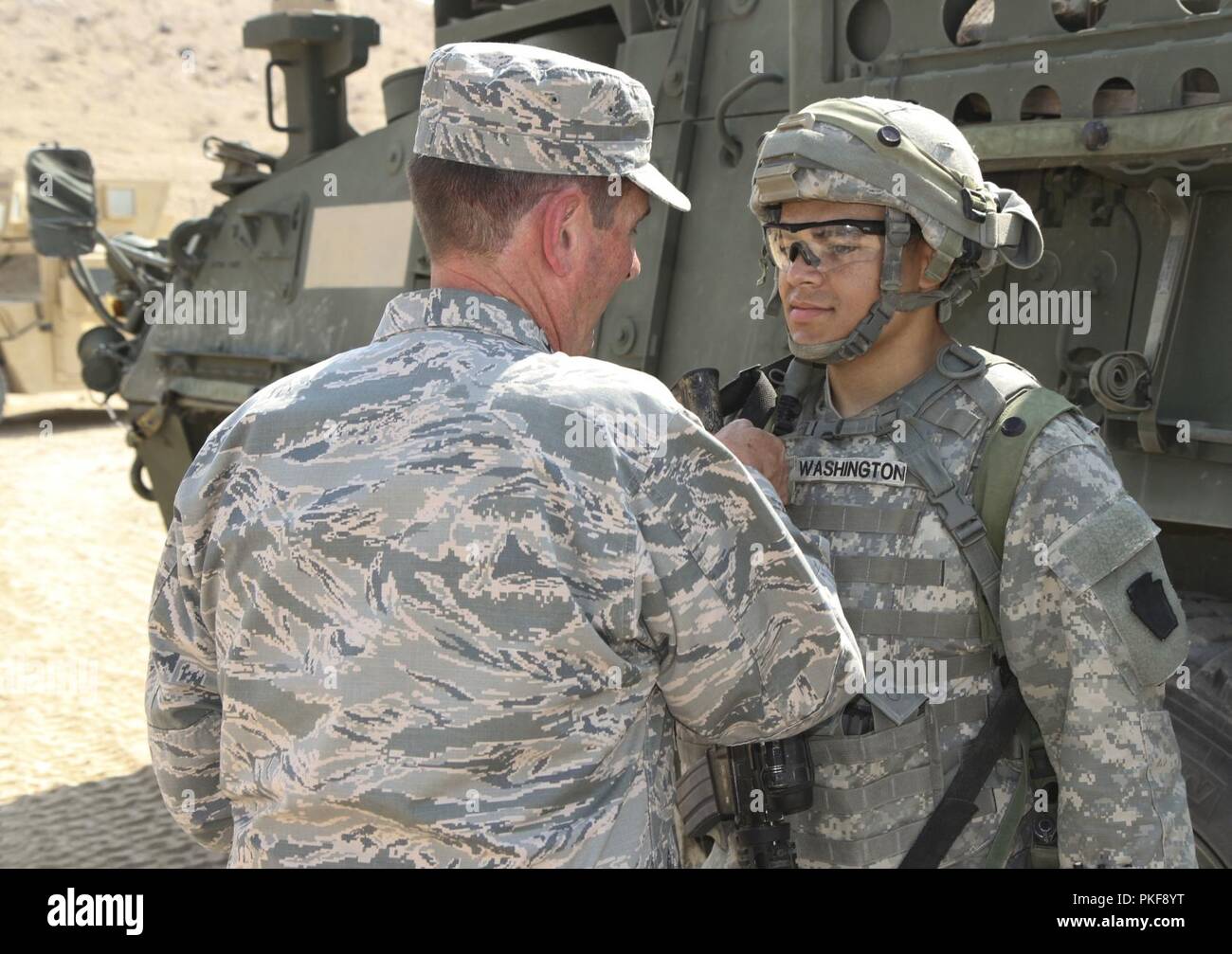 Gen. Joseph Lengyel, Chief, National Guard Bureau, fördert Spc. Kevin Washington, einen Beobachter mit Hauptsitz und Sitz der Firma, 56 Stryker Brigade Combat Team, 28 Infanterie Division, Pennsylvania Army National Guard und ein Chichester, Pa native, Aug 7. Lengyel besucht Soldaten mit der 56 SBCT während ihrer Drehung 18-09 an der National Training Center, Fort Irwin, Ca. Stockfoto