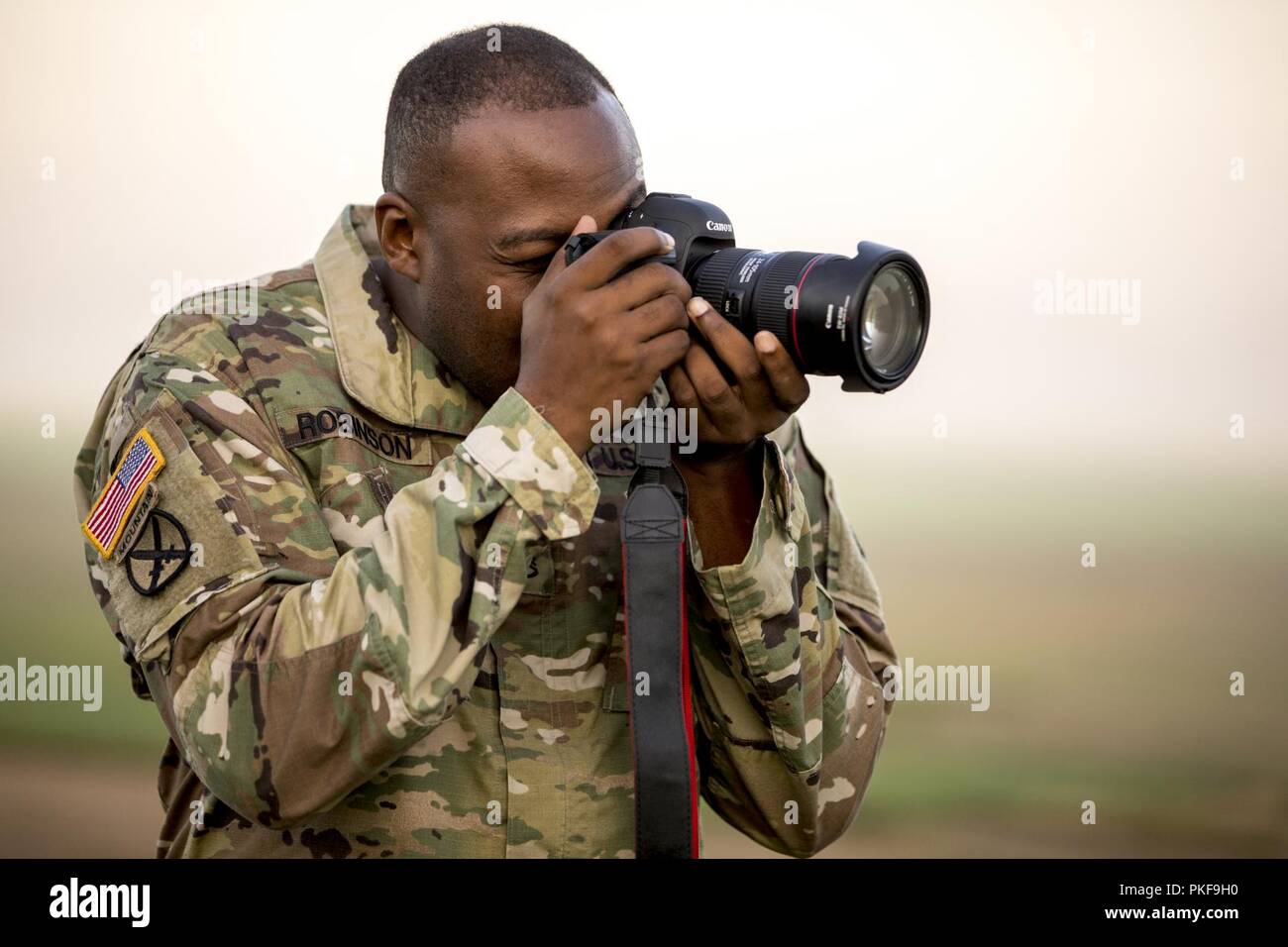 U.S. Army Staff Sgt. Ronquel Robinson, vom 982Nd Combat Camera Company (Airborne) Dokumente Leapfest 2018 an der Universität von Rhode Island in West Kingston, R.I., Aug 5, 2018. Leapfest ist der größte und am längsten bestehende, internationale statische Linie Fallschirm Training und Wettbewerb veranstaltet vom 56. Truppe den Befehl, Rhode-Island Army National Guard, hohe technische Ausbildung zu fördern und Korpsgeist innerhalb der internationalen Gemeinschaft in der Luft. Über 300 Fallschirmjäger aus neun verschiedenen Ländern werden in diesem Jahr teilnehmen. Stockfoto