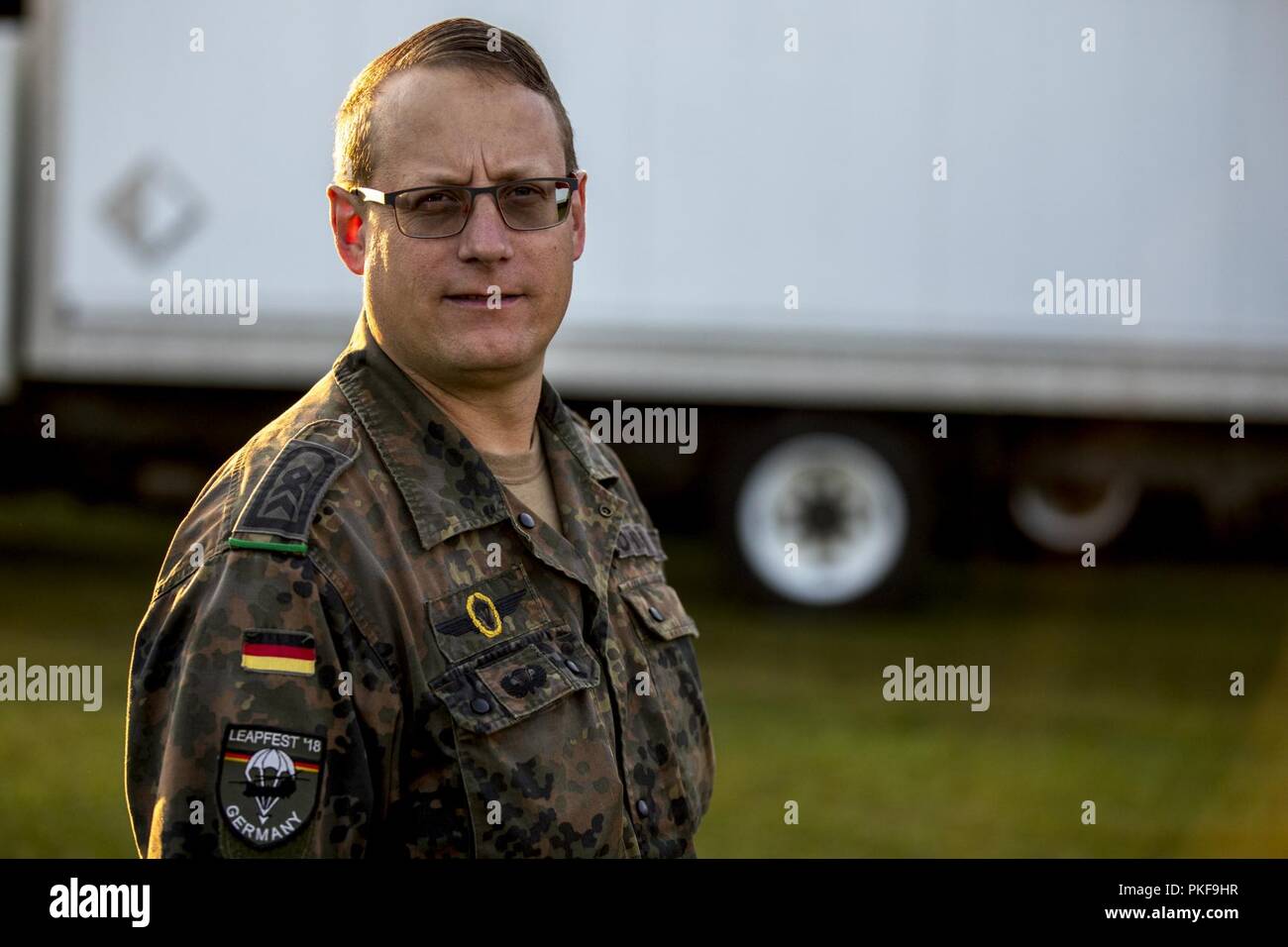 Bundeswehr Fallschirmjäger, Timo Jochum, vom 1. Luftlande Brigade, beobachtet Leapfest 2018 an der Universität von Rhode Island in West Kingston, R.I., Aug 5, 2018. Leapfest ist der größte und am längsten bestehende, internationale statische Linie Fallschirm Training und Wettbewerb veranstaltet vom 56. Truppe den Befehl, Rhode-Island Army National Guard, hohe technische Ausbildung zu fördern und Korpsgeist innerhalb der internationalen Gemeinschaft in der Luft. Über 300 Fallschirmjäger aus neun verschiedenen Ländern werden in diesem Jahr teilnehmen. Stockfoto