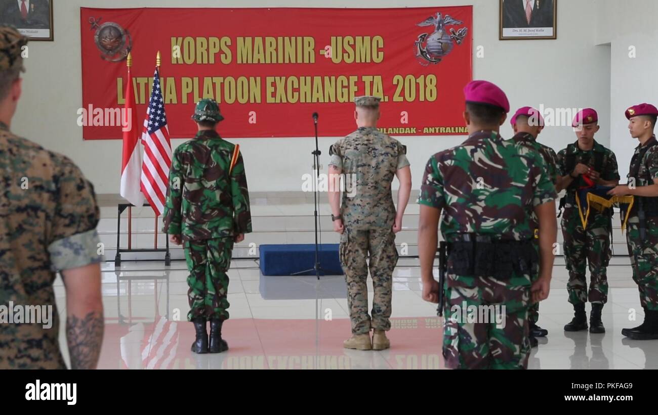 Us-Marines mit Kilo Firma, 3d-Bataillon, 3d Marine Regiment und indonesische Marines nehmen an der Korps Marinir (KORMAR) Platoon Exchange 2018 Programm Eröffnung in Cilandak, Indonesien, 6. August 2018. Die KORMAR platoon Austauschprogramm zwischen Indonesien und den USA handelt es sich um jedes Land senden ein Trupp von Marines leben zusammen an der anderen militärischen Stützpunkt und Trainieren. Dieses Programm fördert die Fähigkeit der beiden Diensten und zeigt ihr anhaltendes Engagement, Informationen zu teilen, und erhöhen Sie die Fähigkeit, auf Krisen zu reagieren. Stockfoto