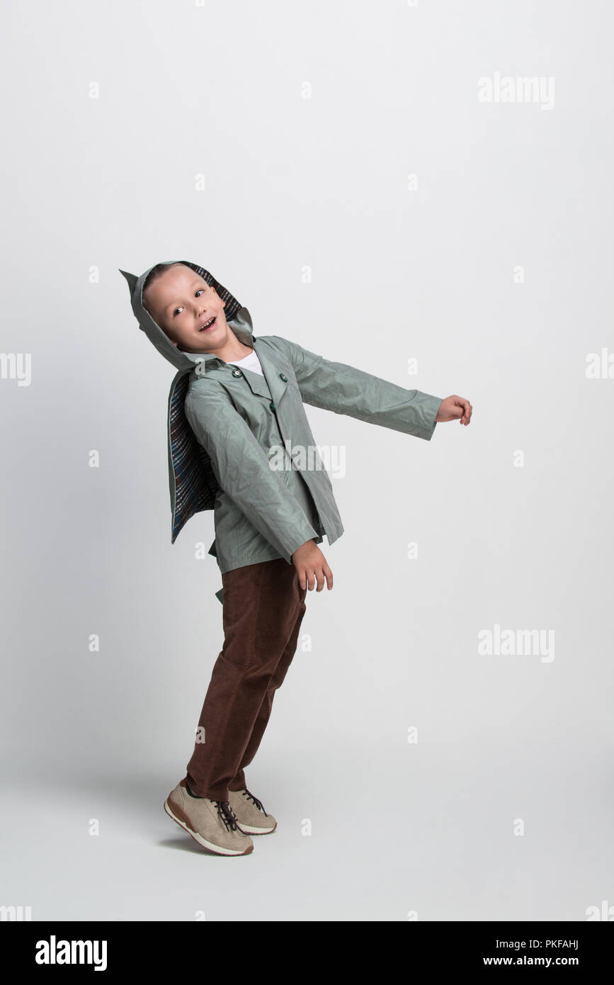 Happy little boy mit ausgestreckten Armen auf weißem Hintergrund, Studio shooting Stockfoto