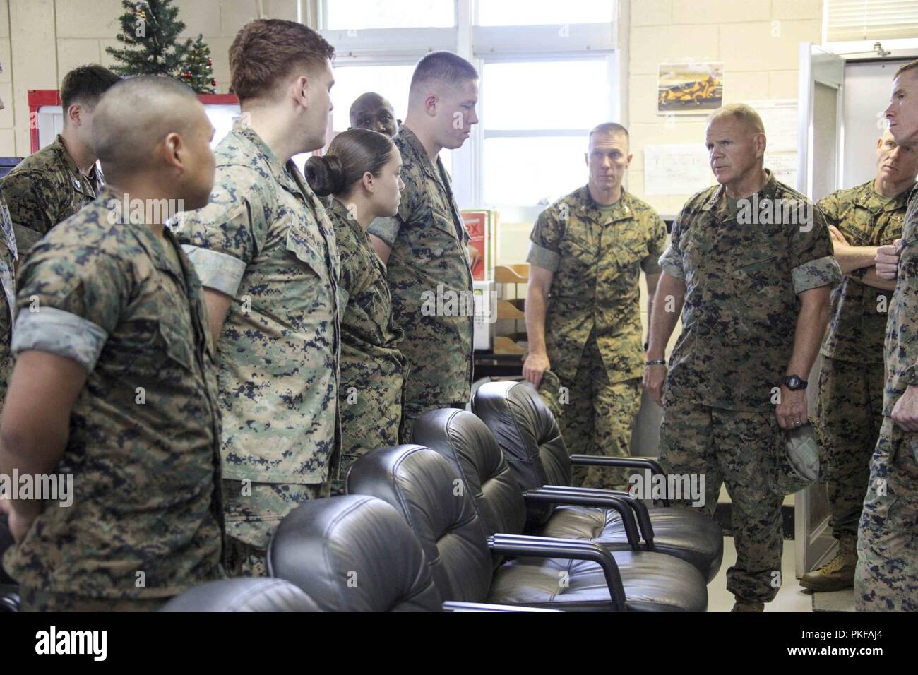 Kommandant des Marine Corps Gen. Robert B. Neller Gespräche mit Marines auf Marine Corps Air Station Futenma, Japan, August 2, 2018 Marine Air Control Squadron 4 zugeordnet. Gen. Neller war, dort zu III Marine Expeditionary Force Marines und Führung besuchen. Stockfoto