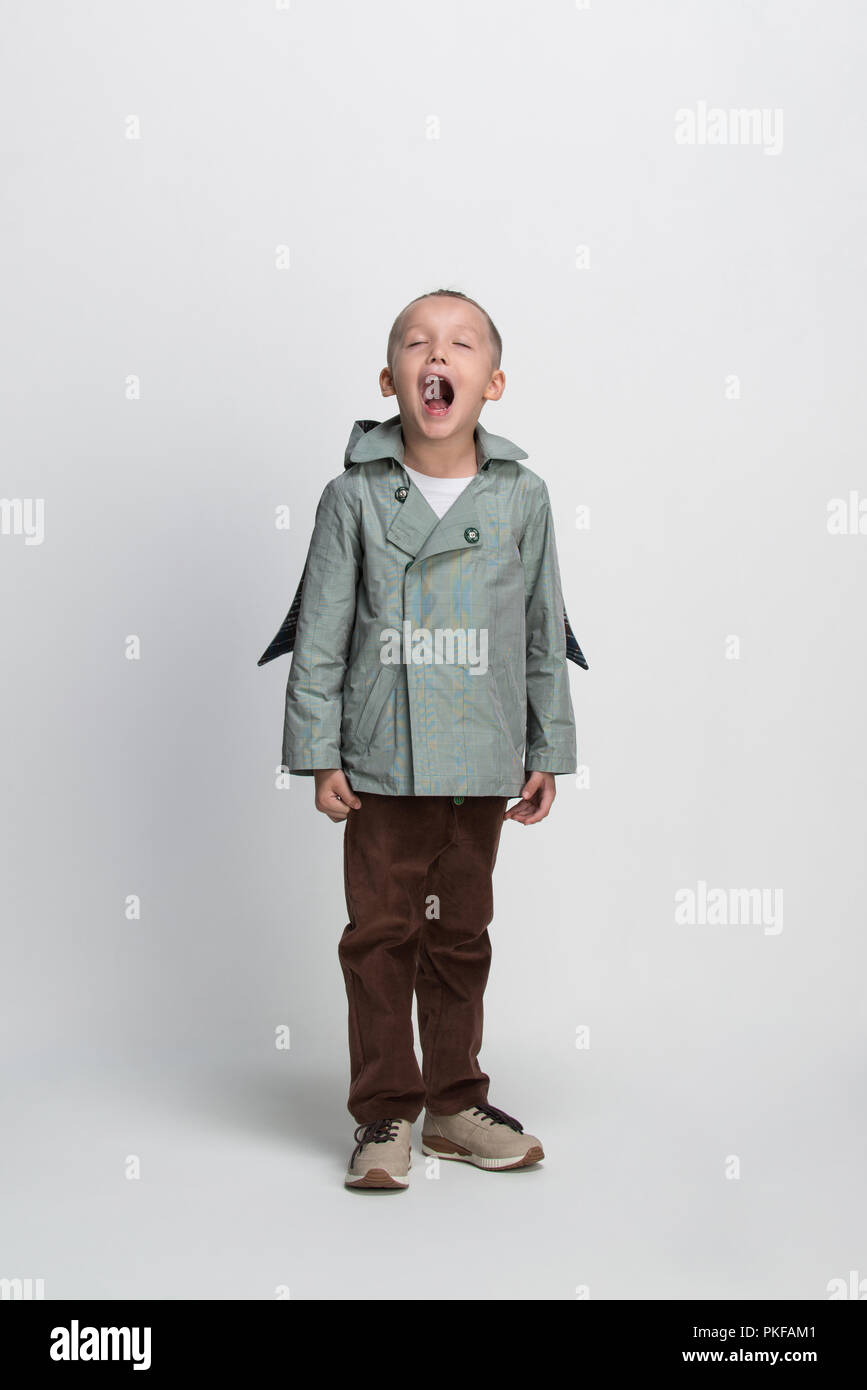Schreiende kleine Junge auf weißem Hintergrund, Studio shooting Stockfoto