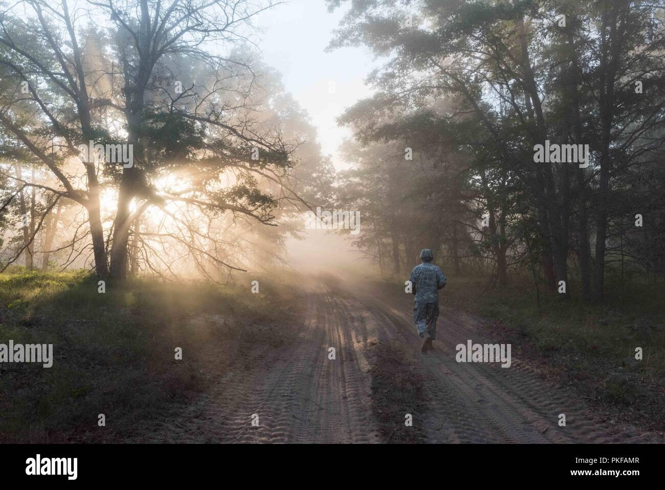 Sgt. James Bennett, ein Public Affairs noncommissioned Officer, Joint Forces Headquarters, Michigan der National Guard, der Fänge einige Morgensonne im Camp Äsche, Mich., am 10.08.2018. Bennett ist einer von 5.000 Service Mitglieder aus 11 Staaten und sechs Koalition Ländern Nord Streik teilnehmen, eine gemeinsame Multinationale kombinierte Waffen live Fire Training. Stockfoto