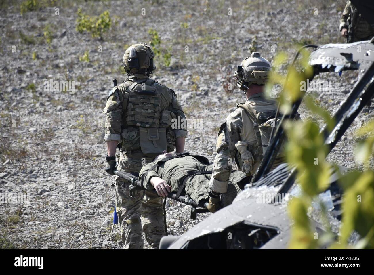 Pararescue Spezialisten mit der 103 Rescue Squadron, Westhampton Beach, New York, ziehen Sie simulierte Unfälle aus einer Übung crash Umwelt am Carmeuse Calcit Steinbruch, Rogers City, Michigan, 10.08.2018. Die Jumper auf der Rückgewinnung Opfer während unter Feuer in einer gemeinsamen Ausbildung Umgebung geschult. Northern Strike18 ist ein National Guard Bureau - geförderte Übung vereint Service Mitglieder aus vielen Staaten, mehrere Filialen und eine Reihe von Koalition Ländern während der ersten drei Wochen im August 2018 im Camp Äsche gemeinsame Manöver Training Center und die alpena Co Stockfoto