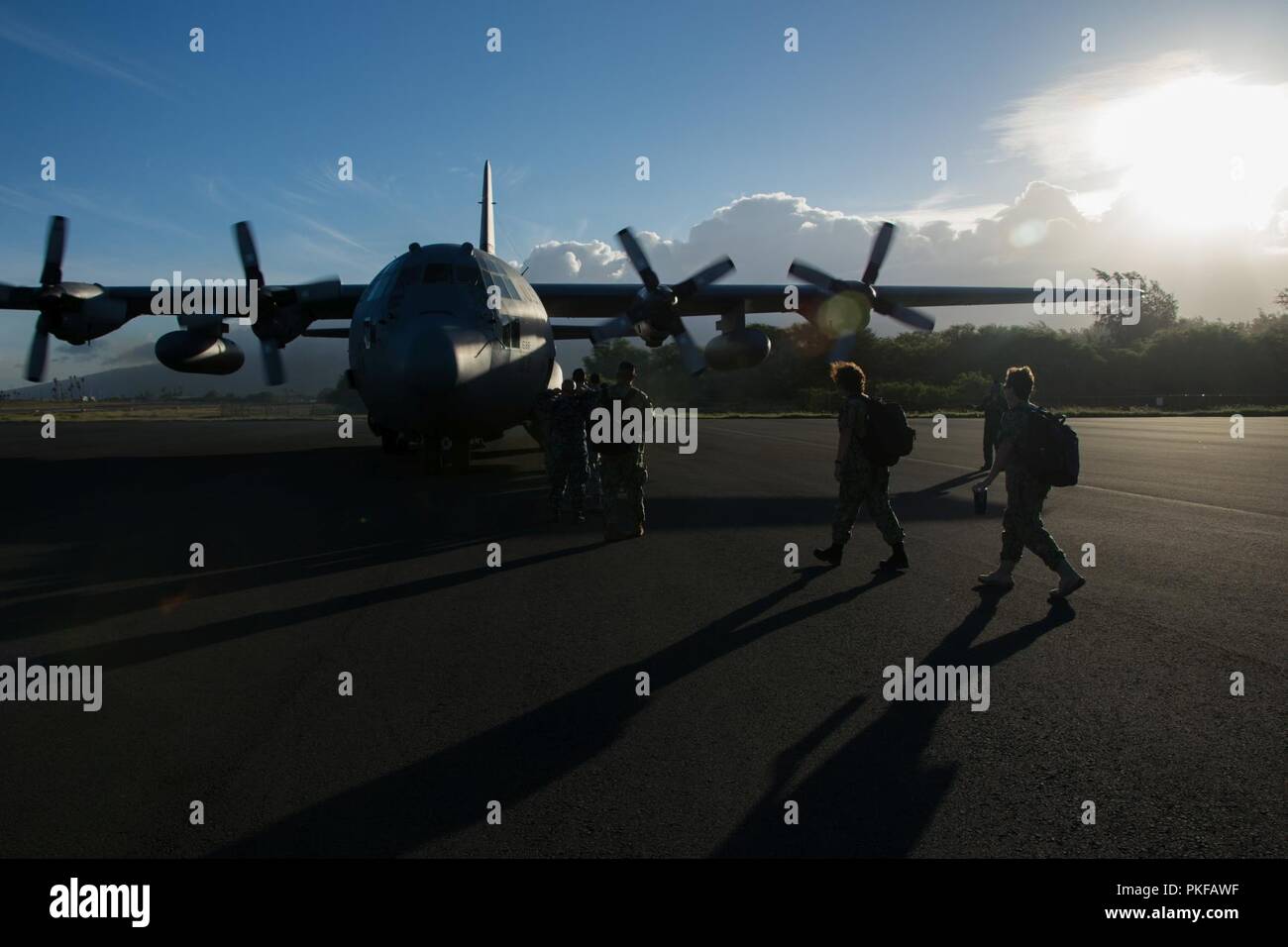 Servicemembers aus der US Air National Guard, Army National Guard, Navy und Marine Corps Finden beginnen, eine C-130 Hercules bei Kahului Airport auf Maui, Hi, 10.08.2018. Tropic Care Maui County 2018 ist eine gemeinsame, "hands-on"-Readiness Training Mission, die keine Kosten für medizinische, zahnmedizinische und Vision Dienstleistungen für die Menschen an sechs Standorten in Maui, Molokai und Lanai von August 11-19. Stockfoto