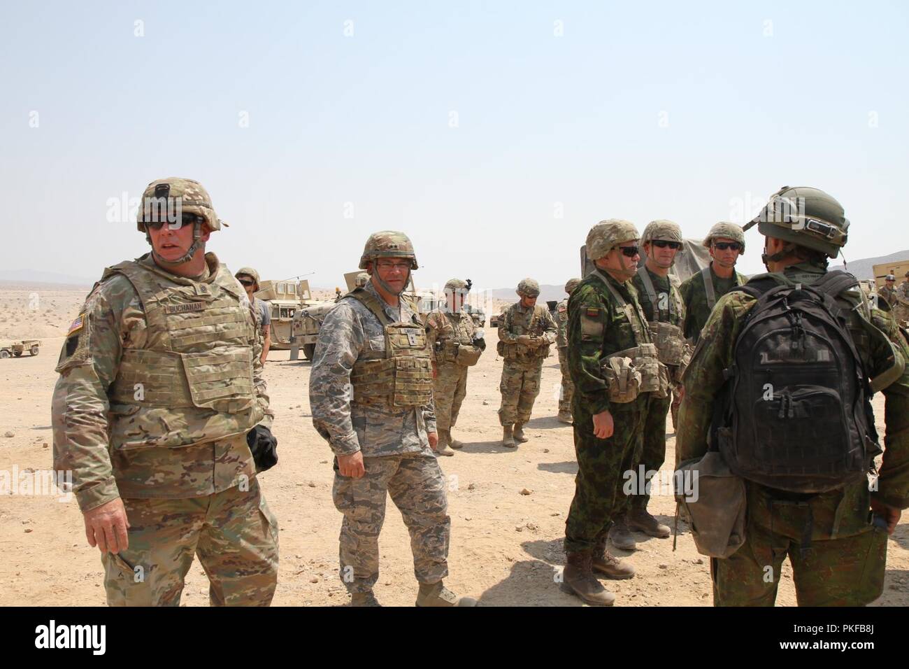 Generalmajor Anthony Carrelli, Pennsylvania Adjutant General und seiner älteren Soldaten advisor Command Sgt. Maj. Harry Buchanan besuchten Mitglieder der beiden der 56 Stryker Brigade Combat Team, 28 Infanterie Division und die 213 regionalen Support Group, sowie andere Pennsylvania Army National Guard Soldaten die Ausbildung auf dem Gebiet während der Rotation an der National Training Center, Fort Irwin, Calif 12.08.11. Stockfoto