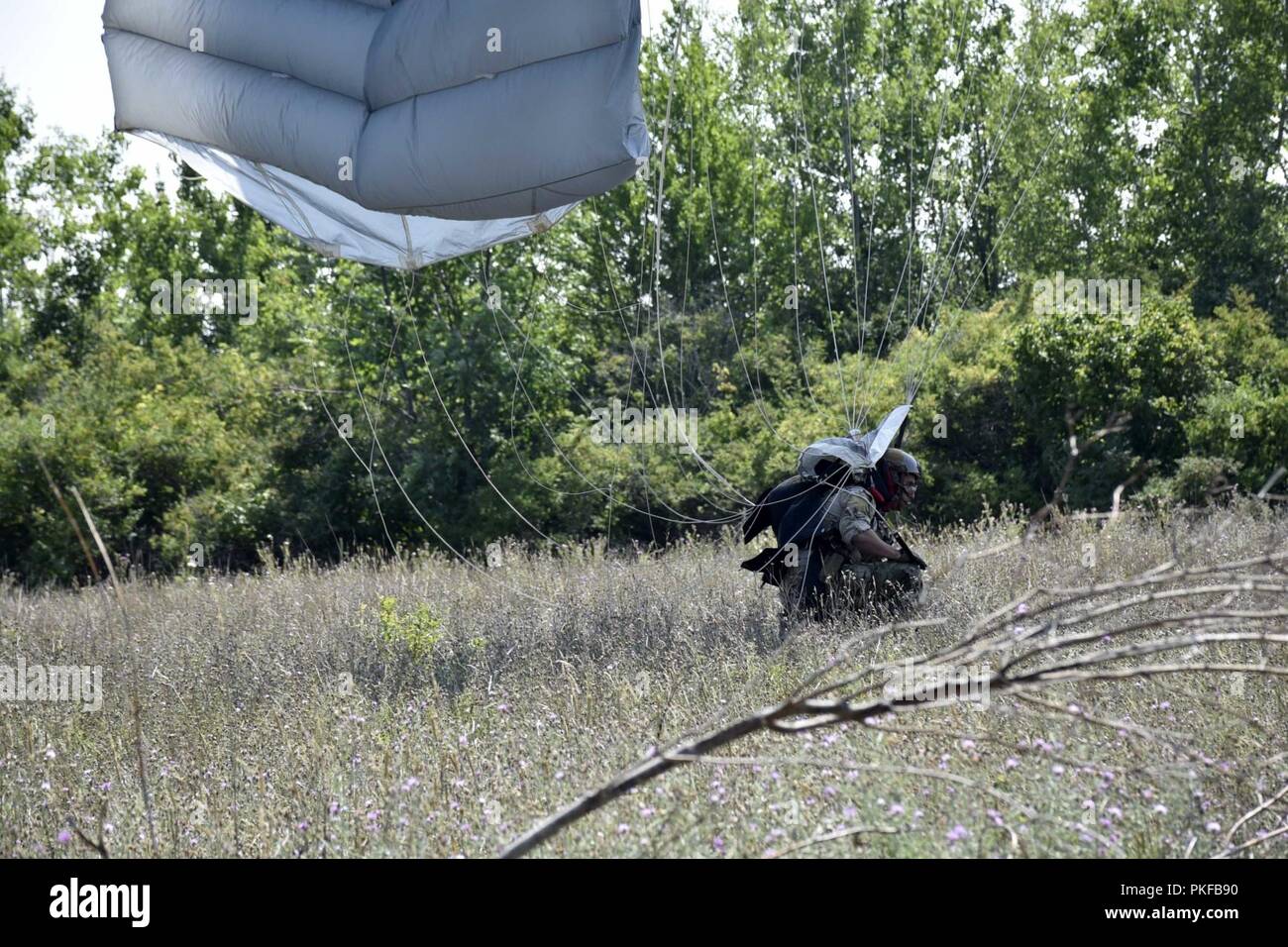 Pararescue Spezialisten mit der 103 Rescue Squadron, Westhampton Beach, New York, Fallschirm in einer simulierten heißen Landing Zone am Carmeuse Calcit Steinbruch, Rogers City, Mich., Nov. 11, 2018. Dies ermöglicht Ihnen eine sichere Umgebung ihrer Landung Fähigkeiten zu verbessern. Northern Strike18 ist ein National Guard Bureau - geförderte Übung vereint Service Mitglieder aus vielen Staaten, mehrere Filialen und eine Reihe von Koalition Ländern während der ersten drei Wochen im August 2018 im Camp Äsche gemeinsame Manöver Training Center und die alpena Combat Readiness Training Center, beide im Norden Stockfoto