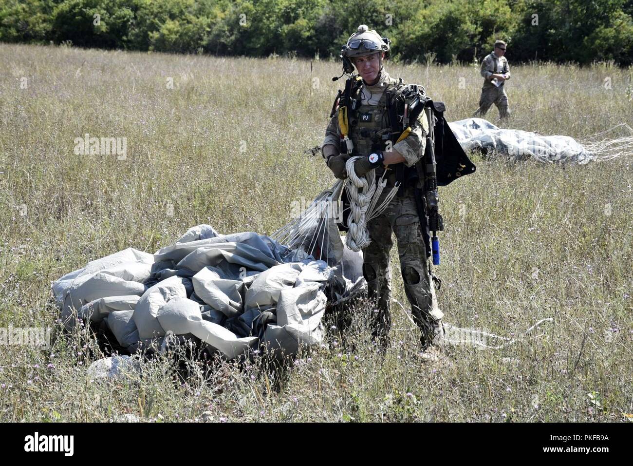 Pararescue Spezialisten mit der 103 Rescue Squadron, Westhampton Beach, New York, Fallschirm in einer simulierten heißen Landing Zone am Carmeuse Calcit Steinbruch, Rogers City, Mich., Nov. 11, 2018. Dies ermöglicht Ihnen eine sichere Umgebung ihrer Landung Fähigkeiten zu verbessern. Northern Strike18 ist ein National Guard Bureau - geförderte Übung vereint Service Mitglieder aus vielen Staaten, mehrere Filialen und eine Reihe von Koalition Ländern während der ersten drei Wochen im August 2018 im Camp Äsche gemeinsame Manöver Training Center und die alpena Combat Readiness Training Center, beide im Norden Stockfoto